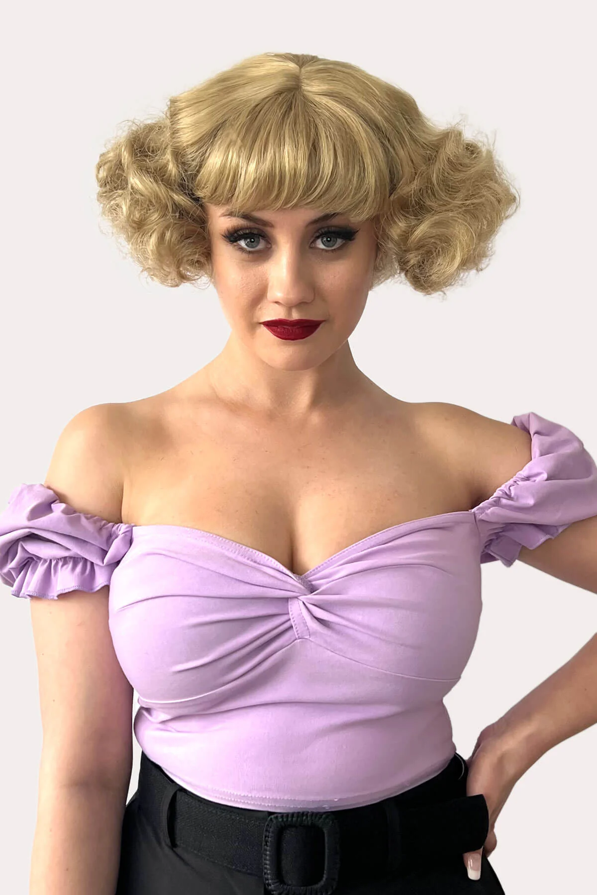 A short blonde vintage style wig with waves: Joy - Image 3