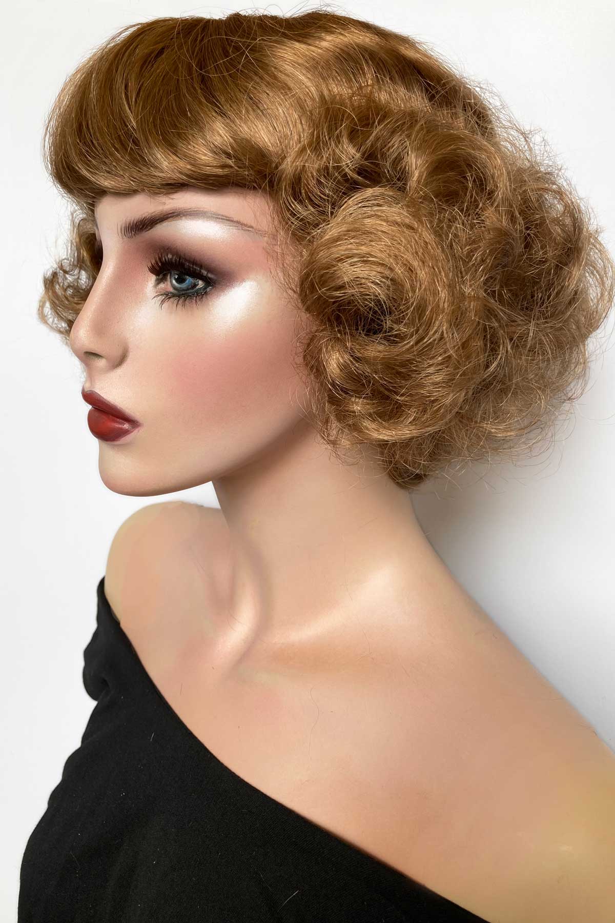 A short brown vintage 'faux bob' style wig with waves: Rita - Image 11