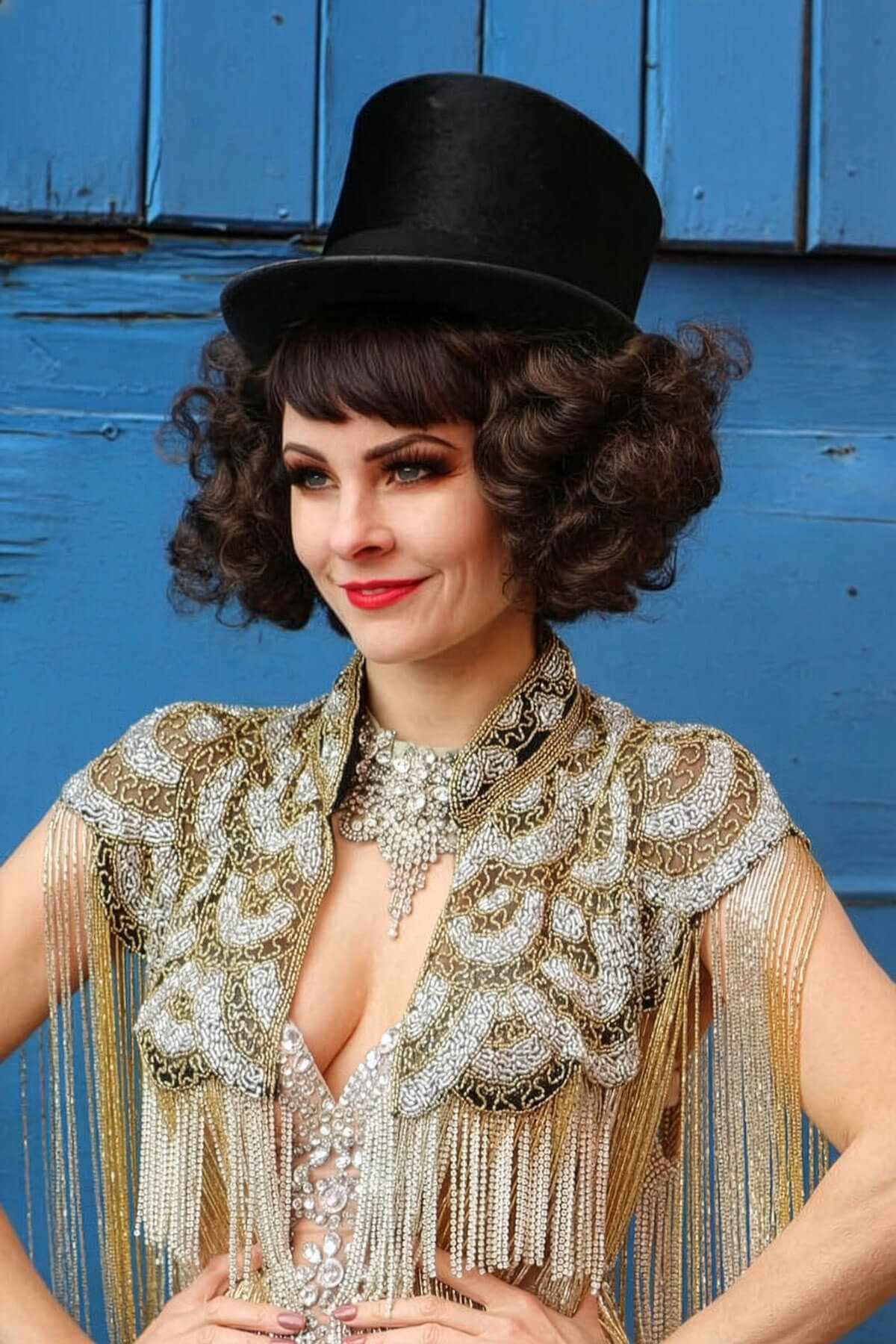 A short brown vintage 'faux bob' style wig with waves: Rita - Image 3