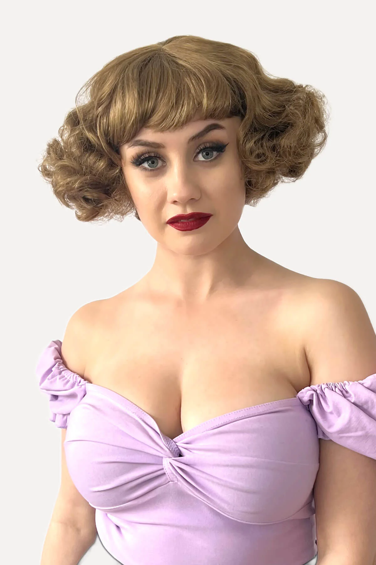 A short brown vintage 'faux bob' style wig with waves: Rita - Image 7