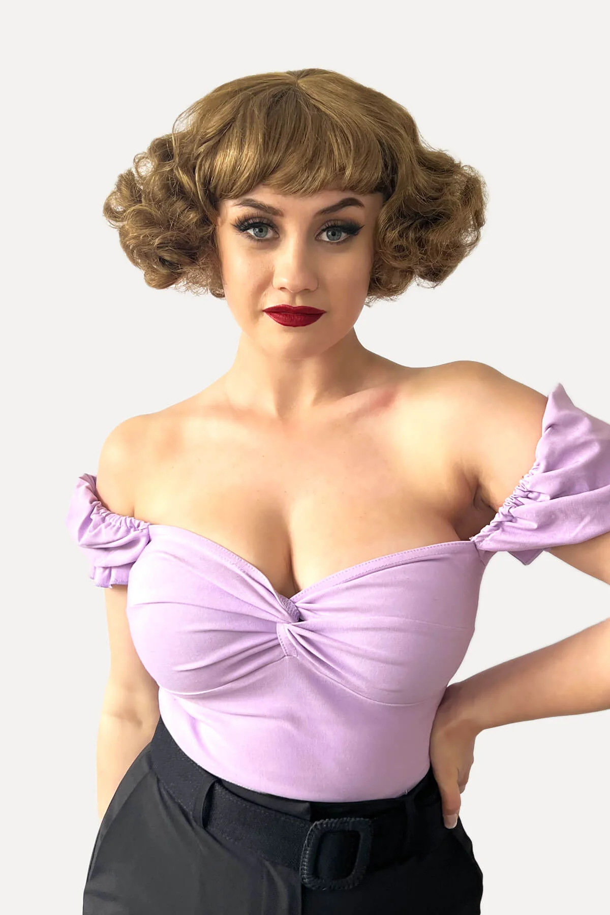 A short brown vintage 'faux bob' style wig with waves: Rita - Image 8