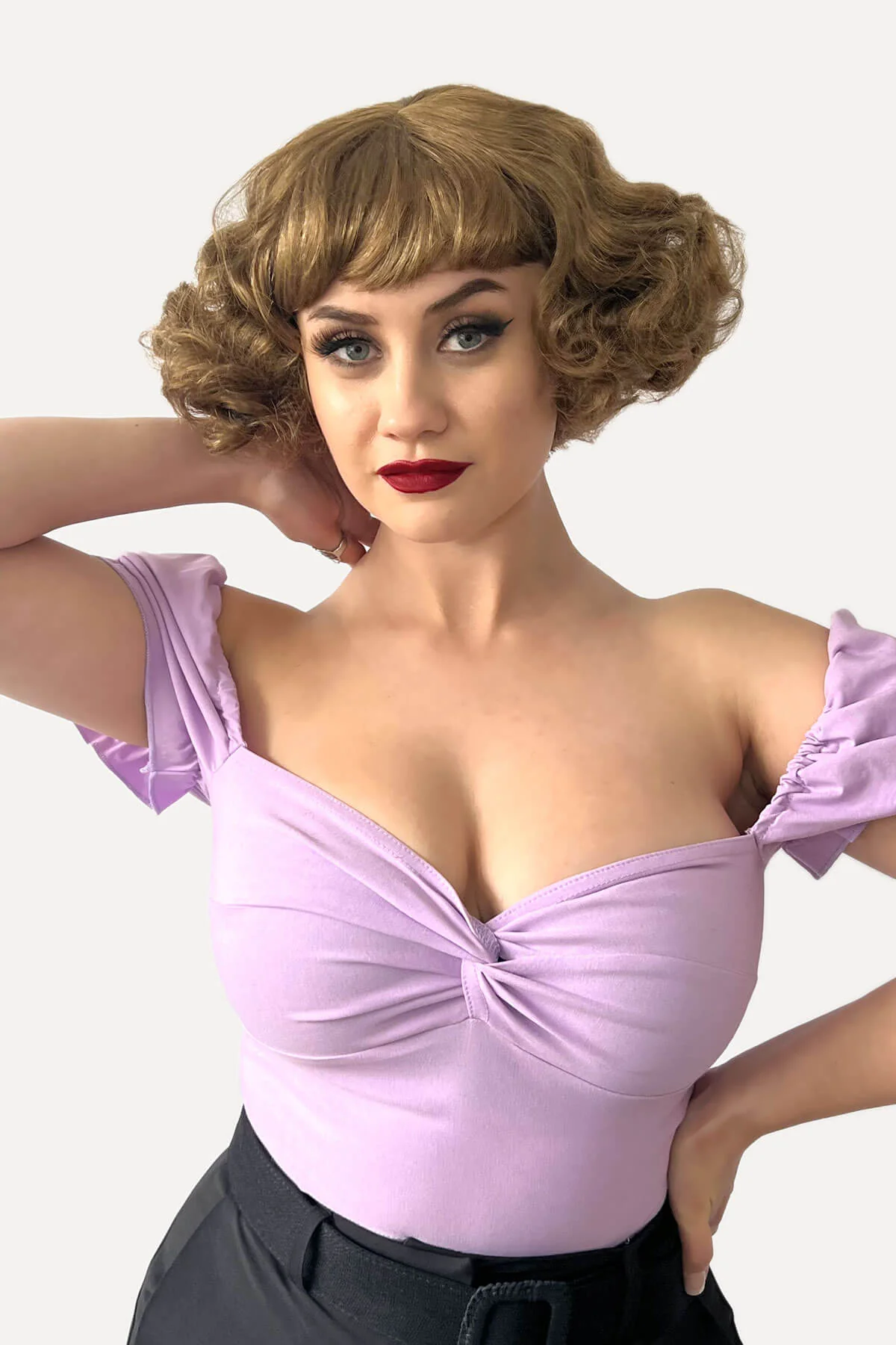 A short brown vintage 'faux bob' style wig with waves: Rita - Image 9