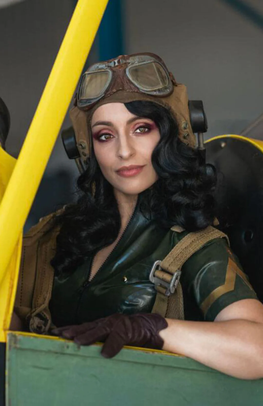 Black soft glamour wig with long marcel waves: Vivienne - Image 8