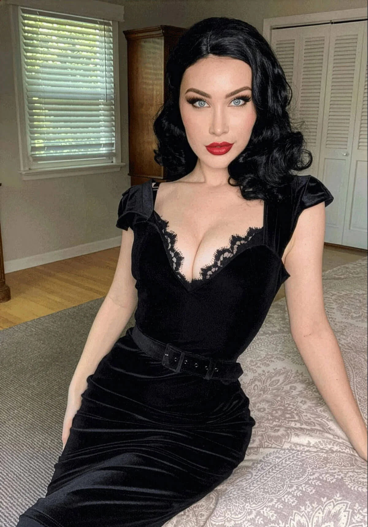 Black, shoulder length wig with beautiful marcel waves: Dita - Image 6