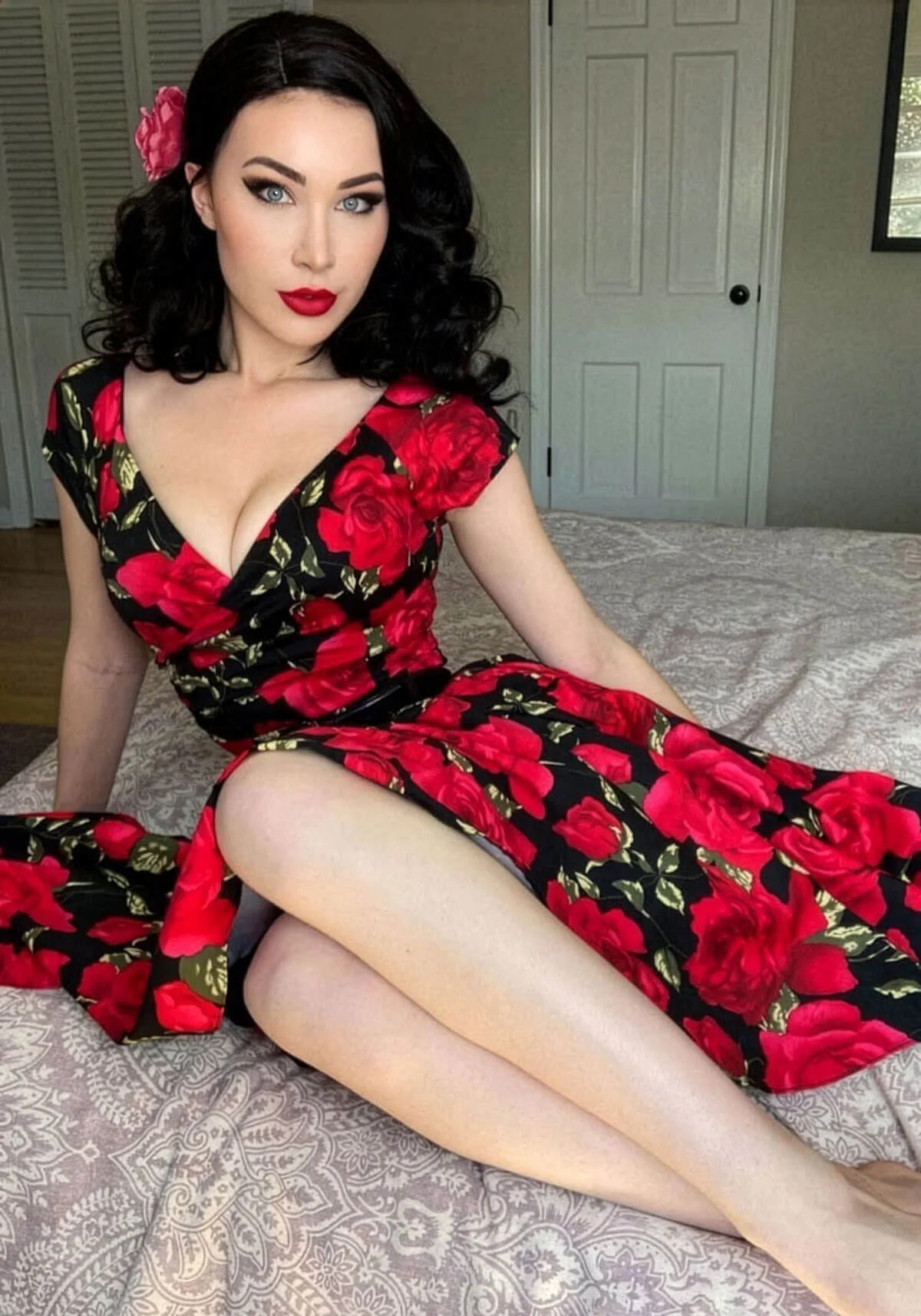 Black, shoulder length wig with beautiful marcel waves: Dita - Image 7
