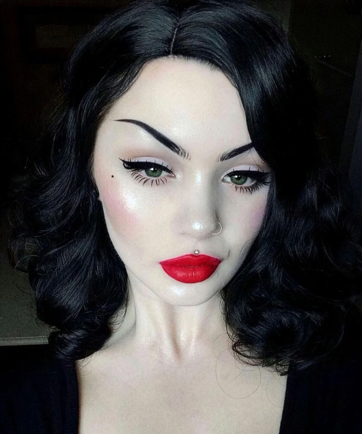 Black, shoulder length wig with beautiful marcel waves: Dita - Image 9
