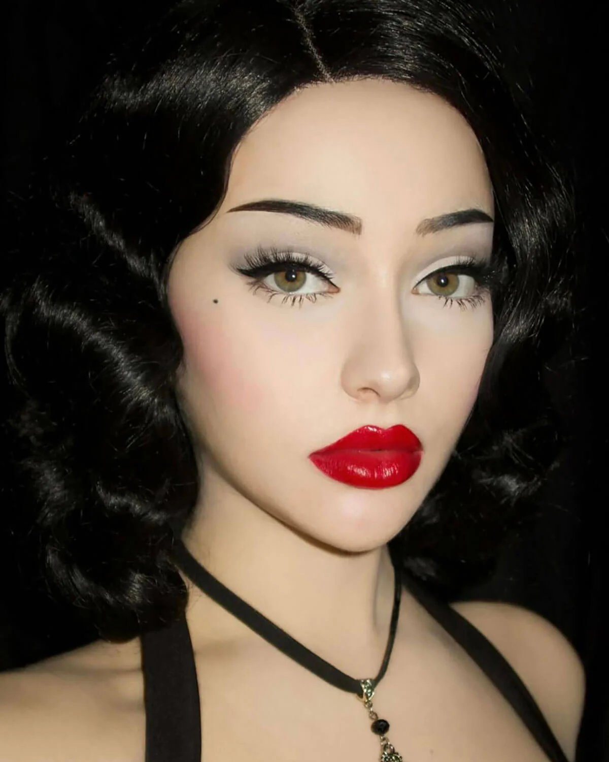 Black lacefront wig, pinup/vintage style, mid length with finger waves: Etta - Image 5