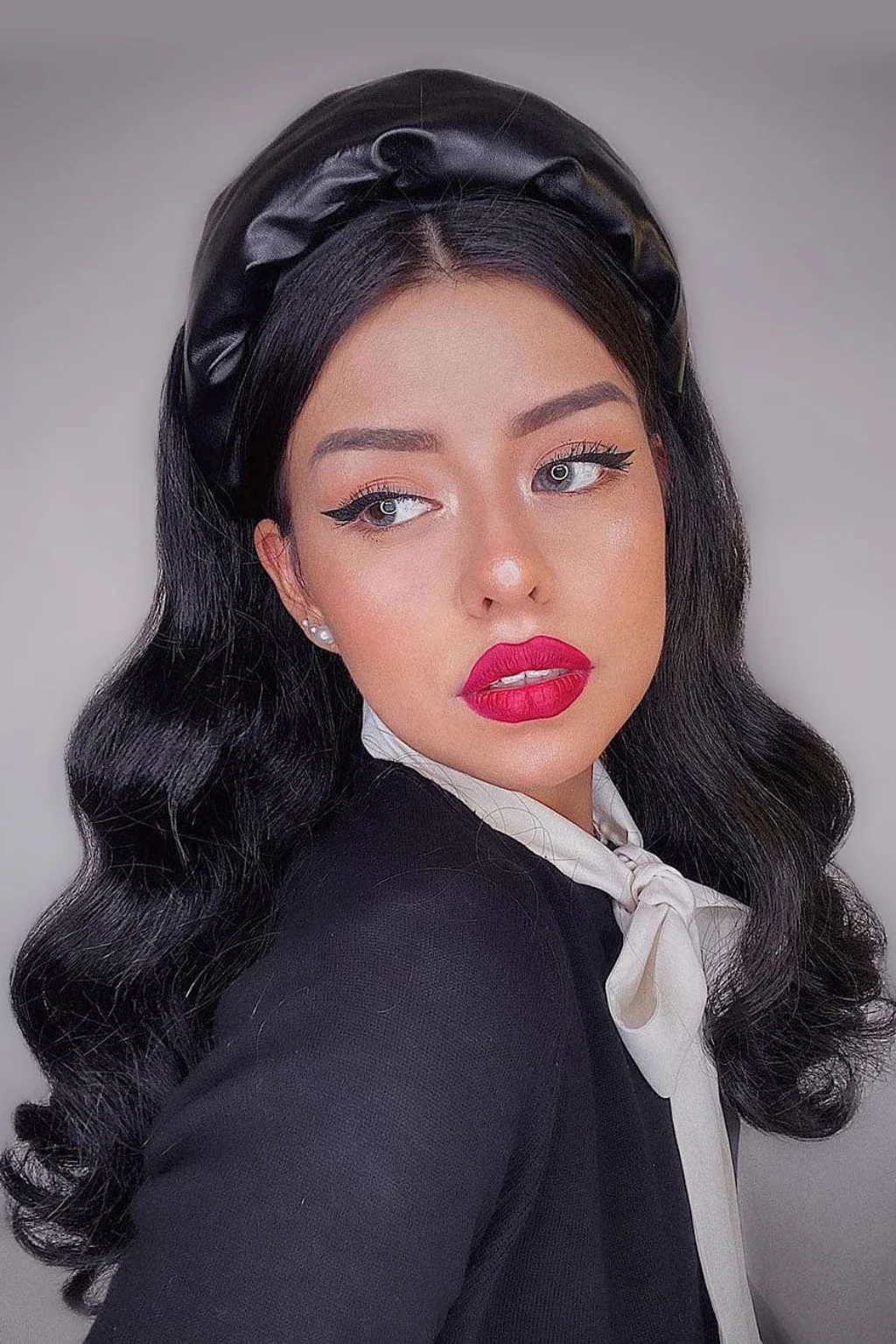 Black pinup style wig, curled with short fringe: Milena - Image 3