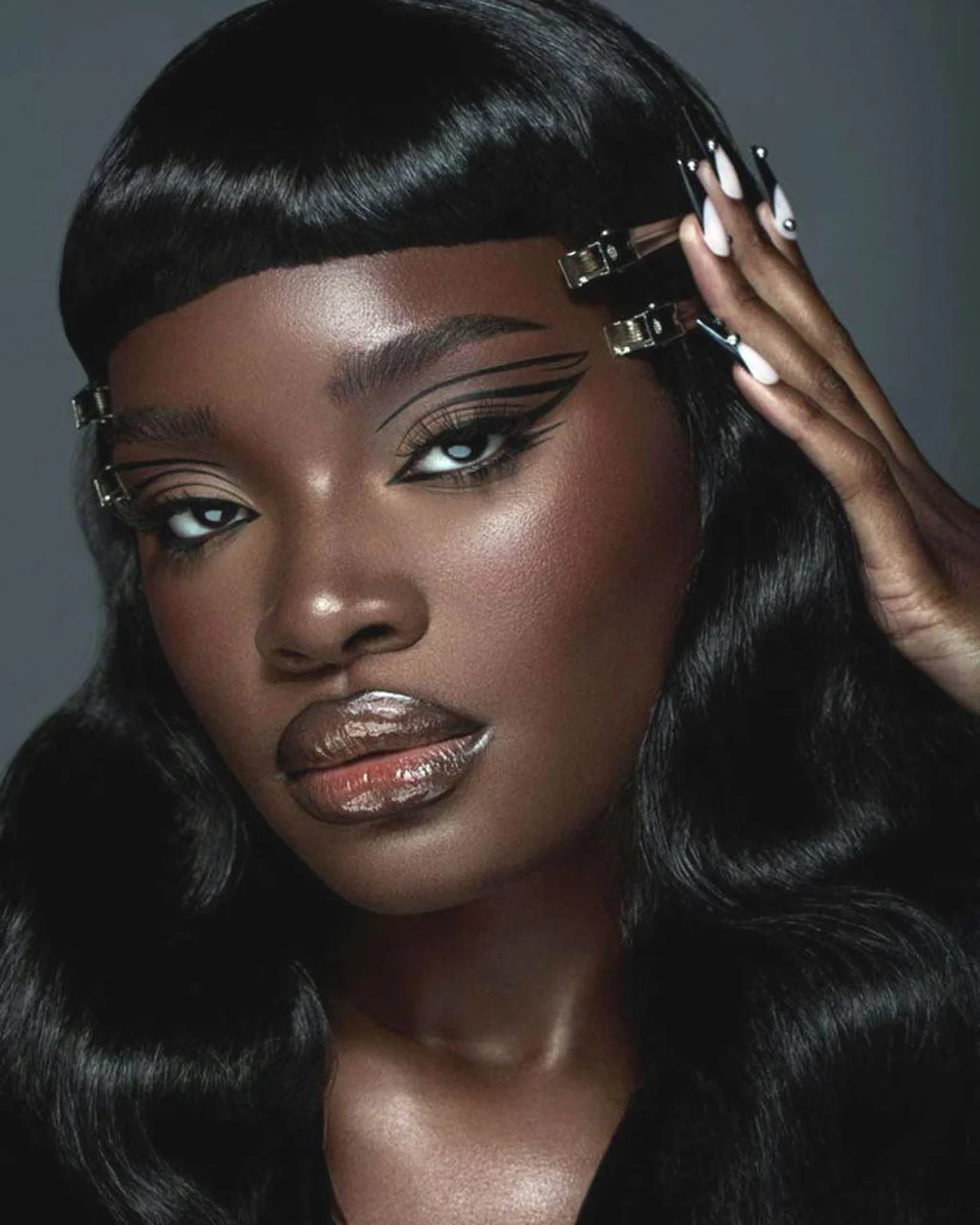 Black pinup style wig, curled with short fringe: Milena - Image 5