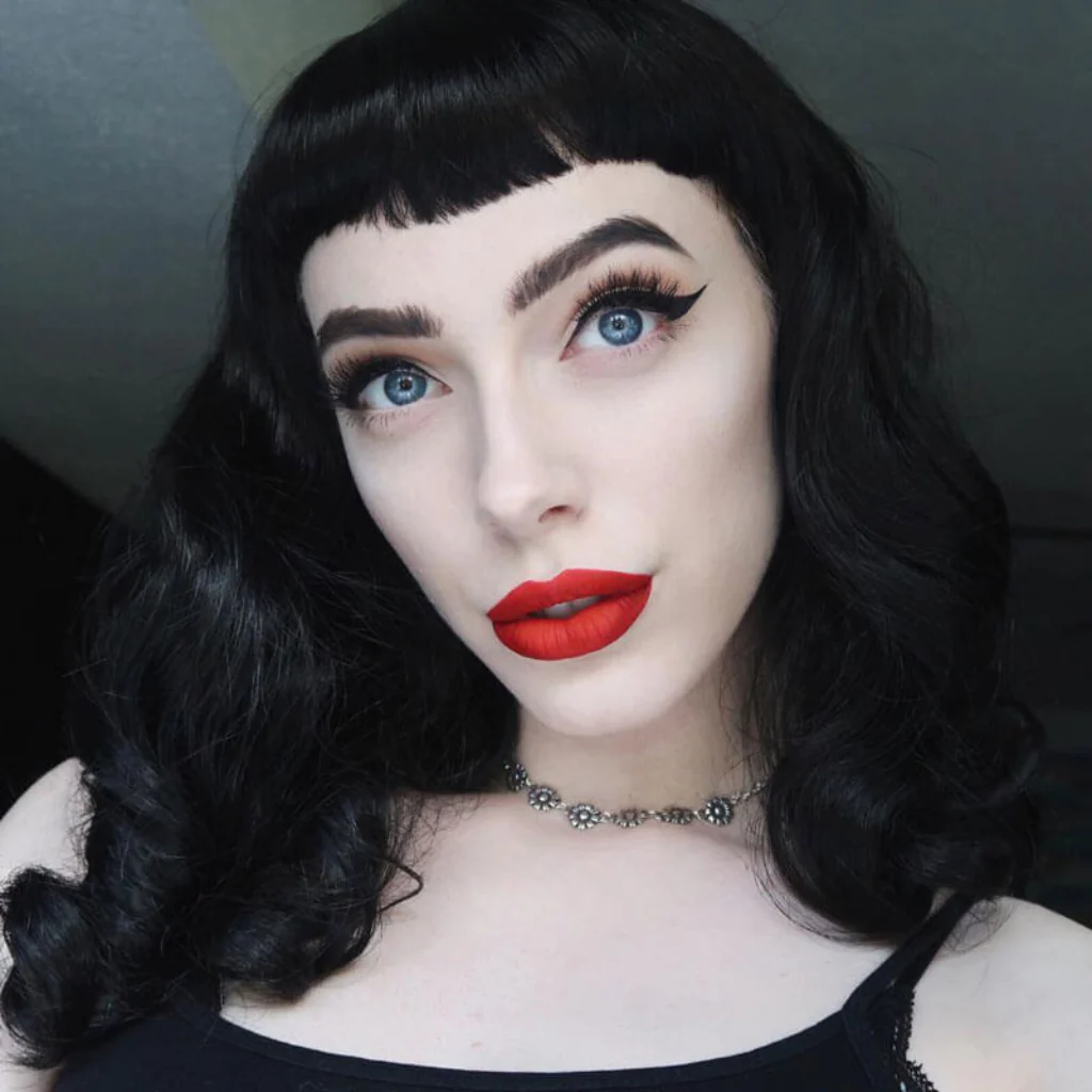 Black pin-up style wig, curled with short fringe: Bettie - Image 10