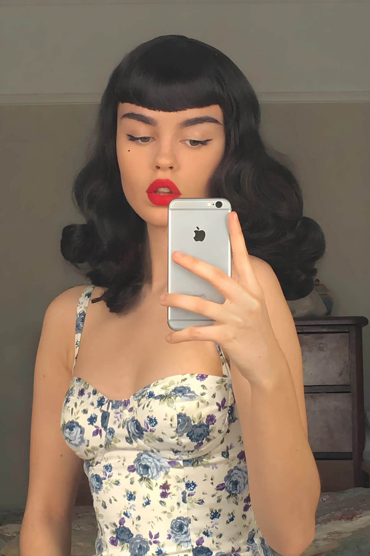 Black pin-up style wig, curled with short fringe: Bettie - Image 6