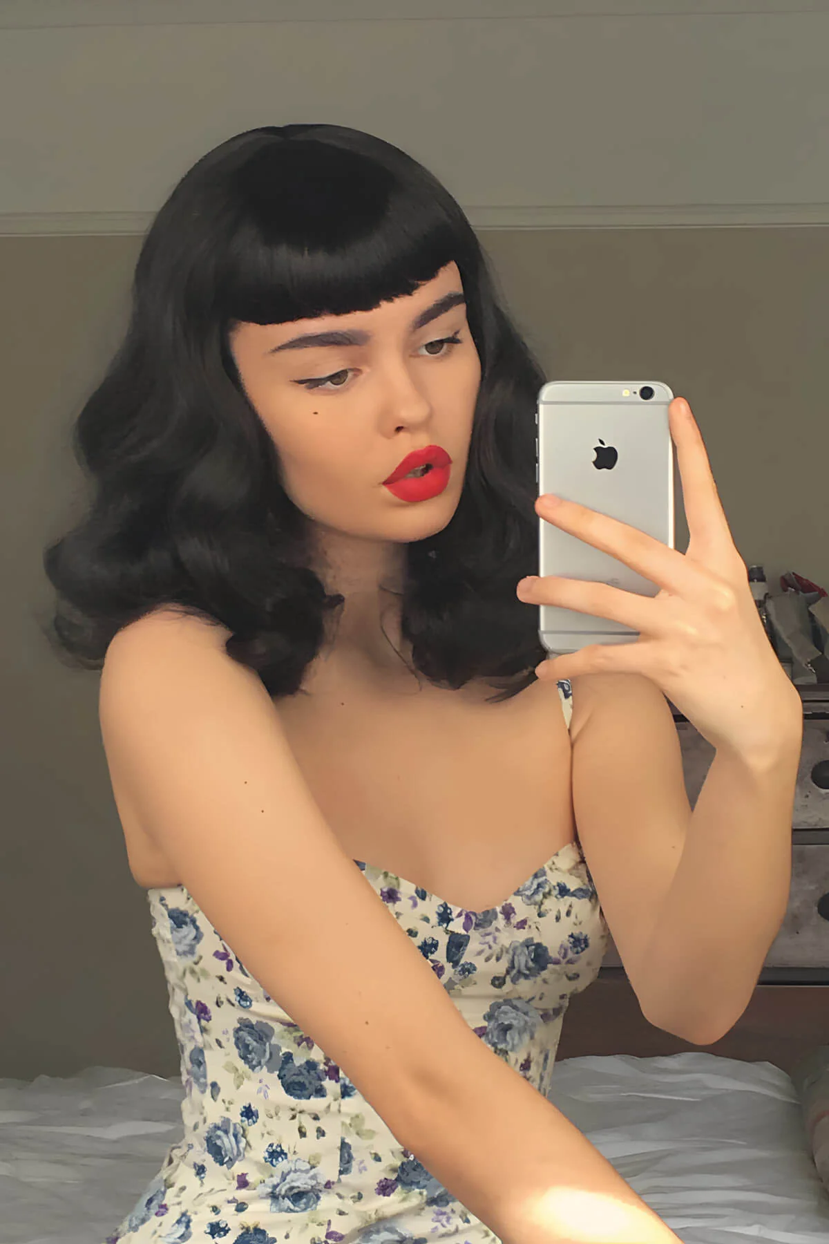 Black pin-up style wig, curled with short fringe: Bettie - Image 8