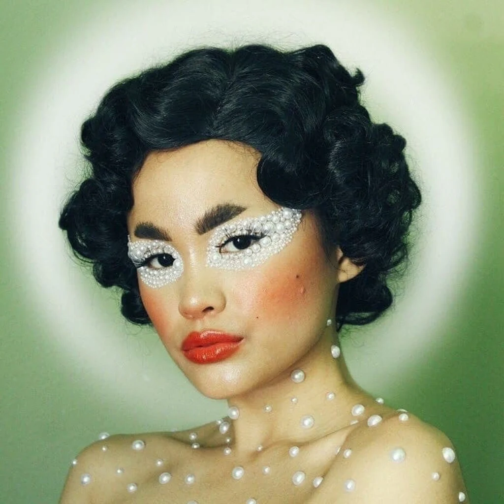 Short, Black Wig with Finger Waves: Cassie - Image 3