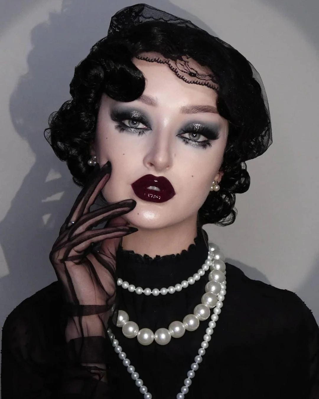 Short, Black Wig with Finger Waves: Cassie - Image 4
