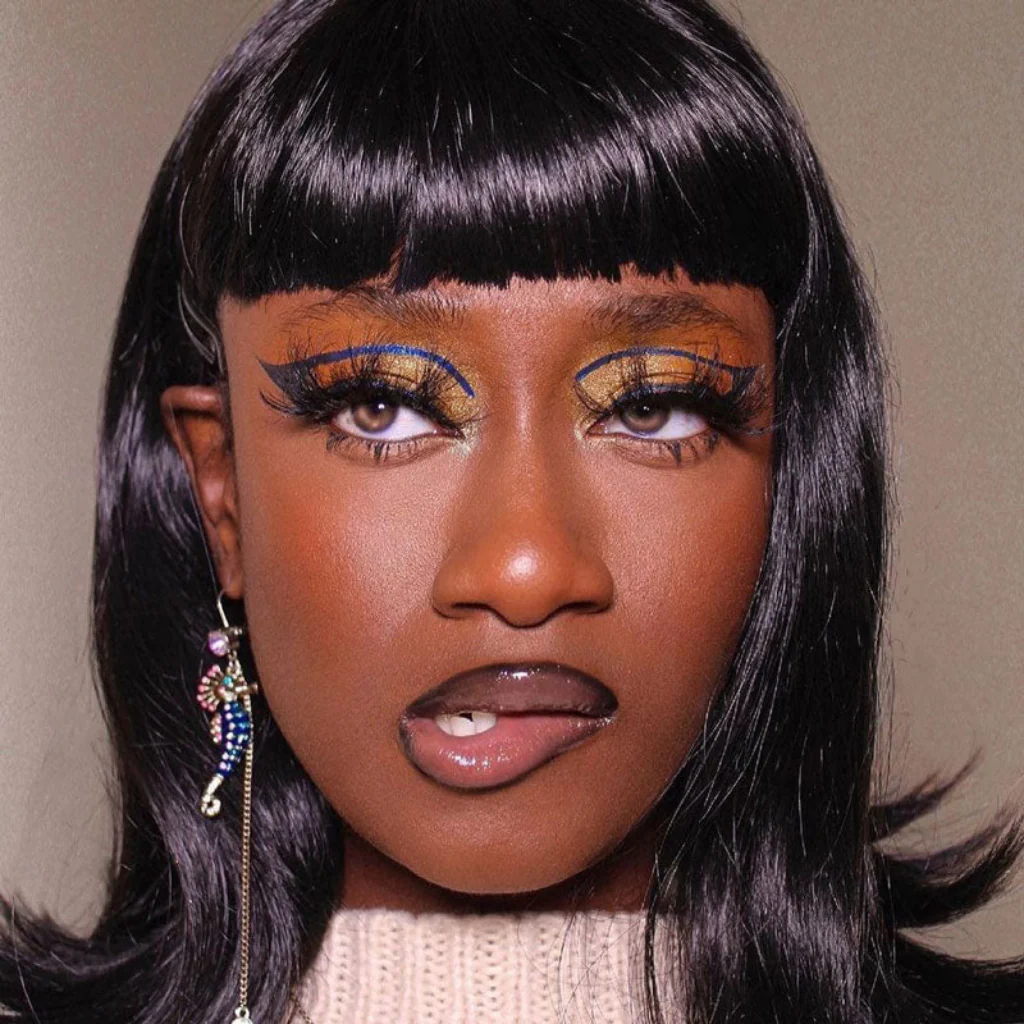 Black long bob wig with a short retro, rockabilly-style fringe: Beth - Image 12