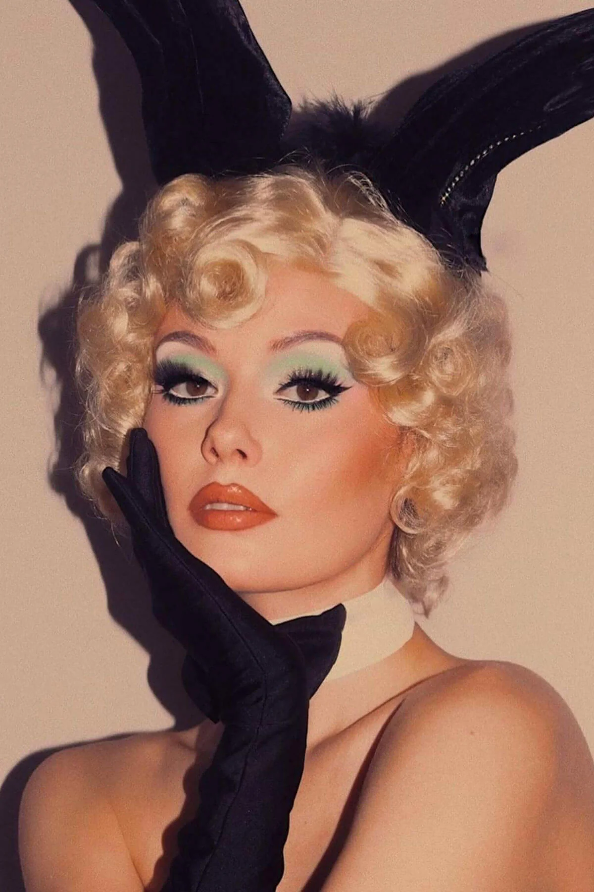Blonde wig, short with finger waves: Diva - Image 5