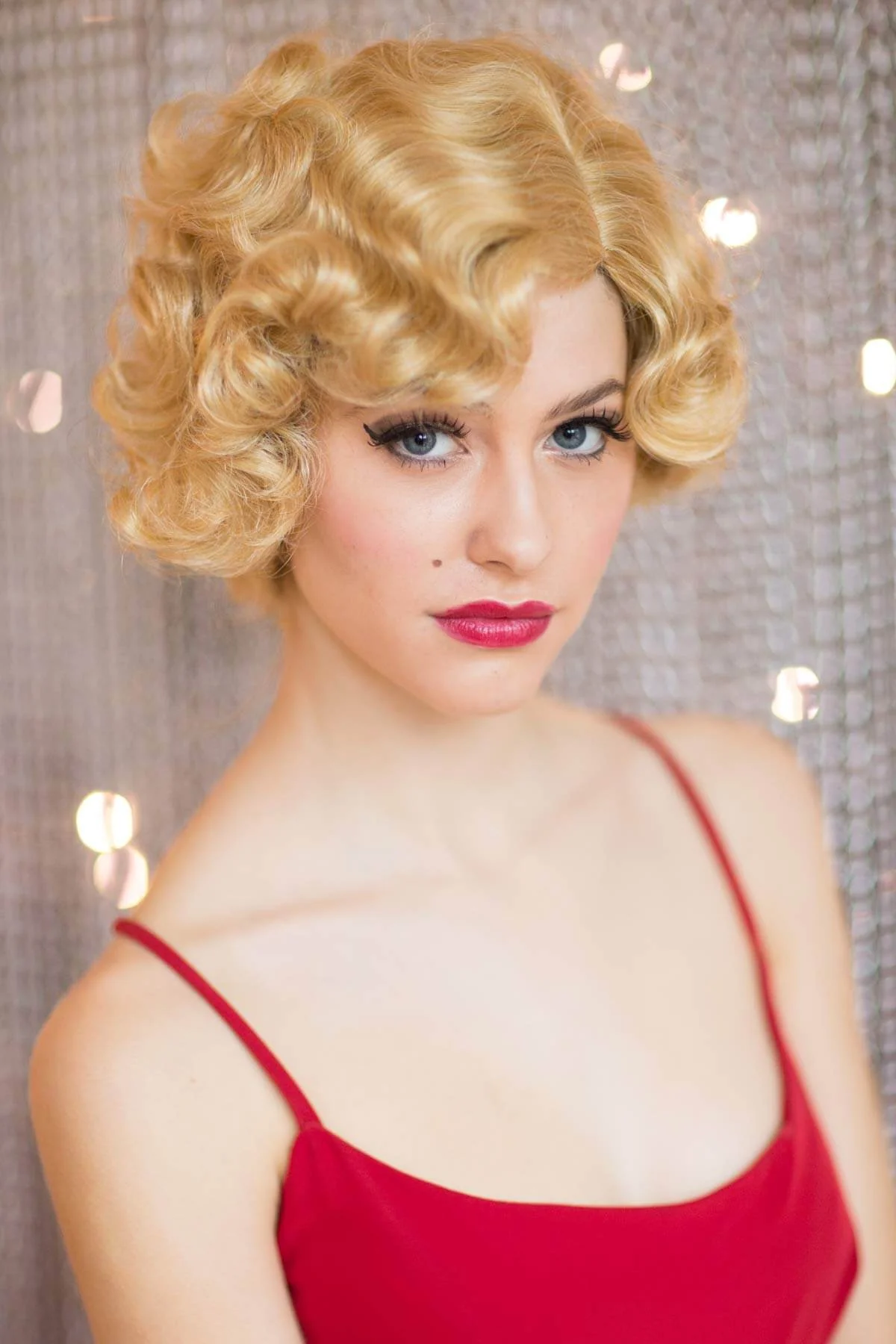 Blonde wig, short with finger waves: Diva - Image 7