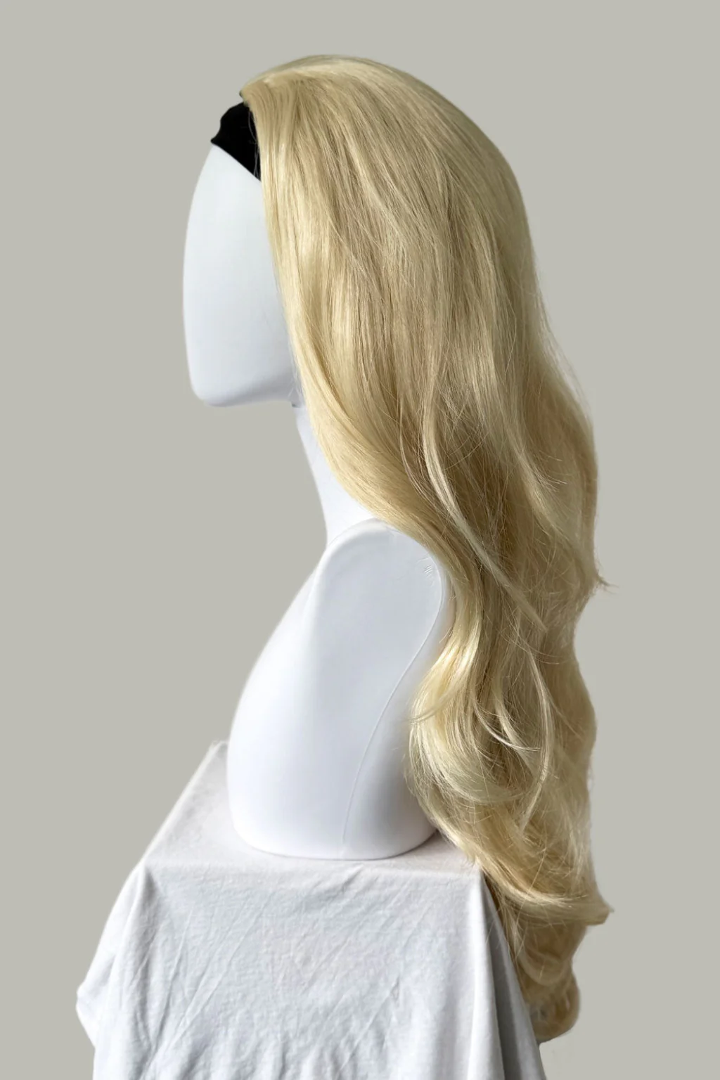 Blonde half wig hairpiece (3/4 wig), loose curls: Suki - Image 4