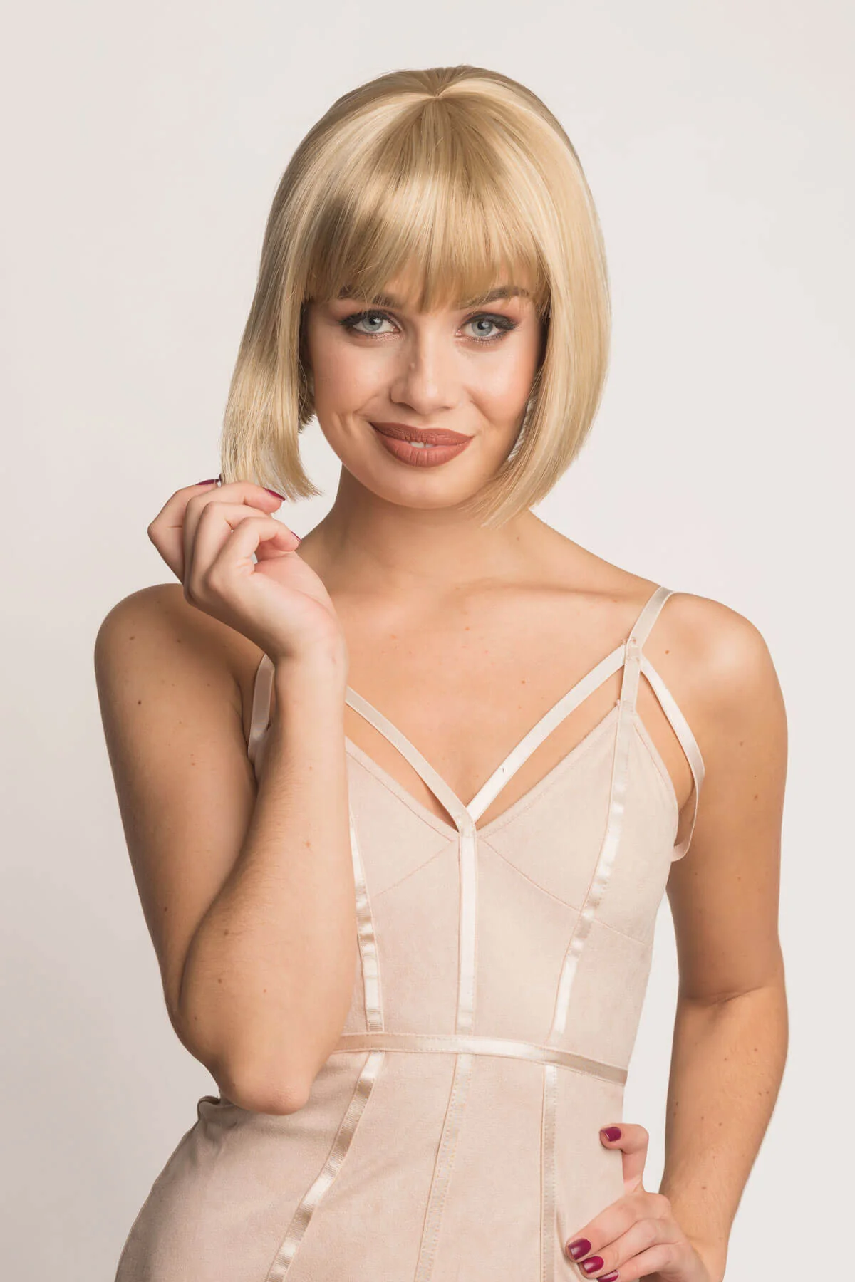 Blonde inverted bob wig: Rhiannon - Image 9