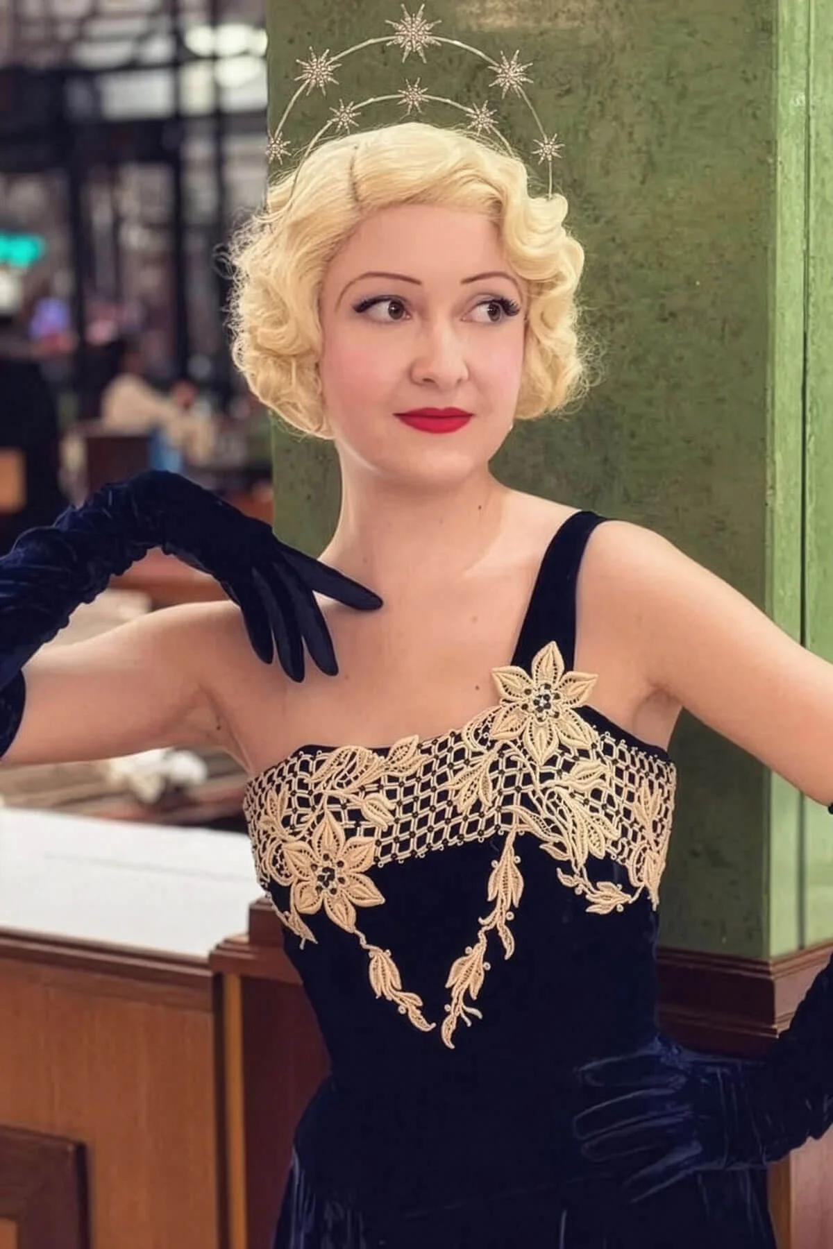 Short blonde lace front wig with beautiful hollywood s-waves: Odette - Image 10