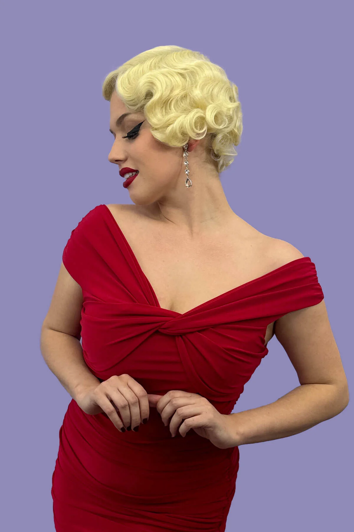 Short blonde lace front wig with beautiful hollywood s-waves: Odette - Image 3