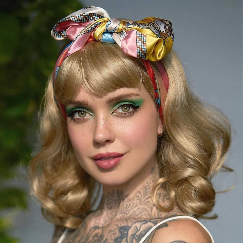 Blonde pinup wig with long finger waves and a short fringe: Cora - Image 11