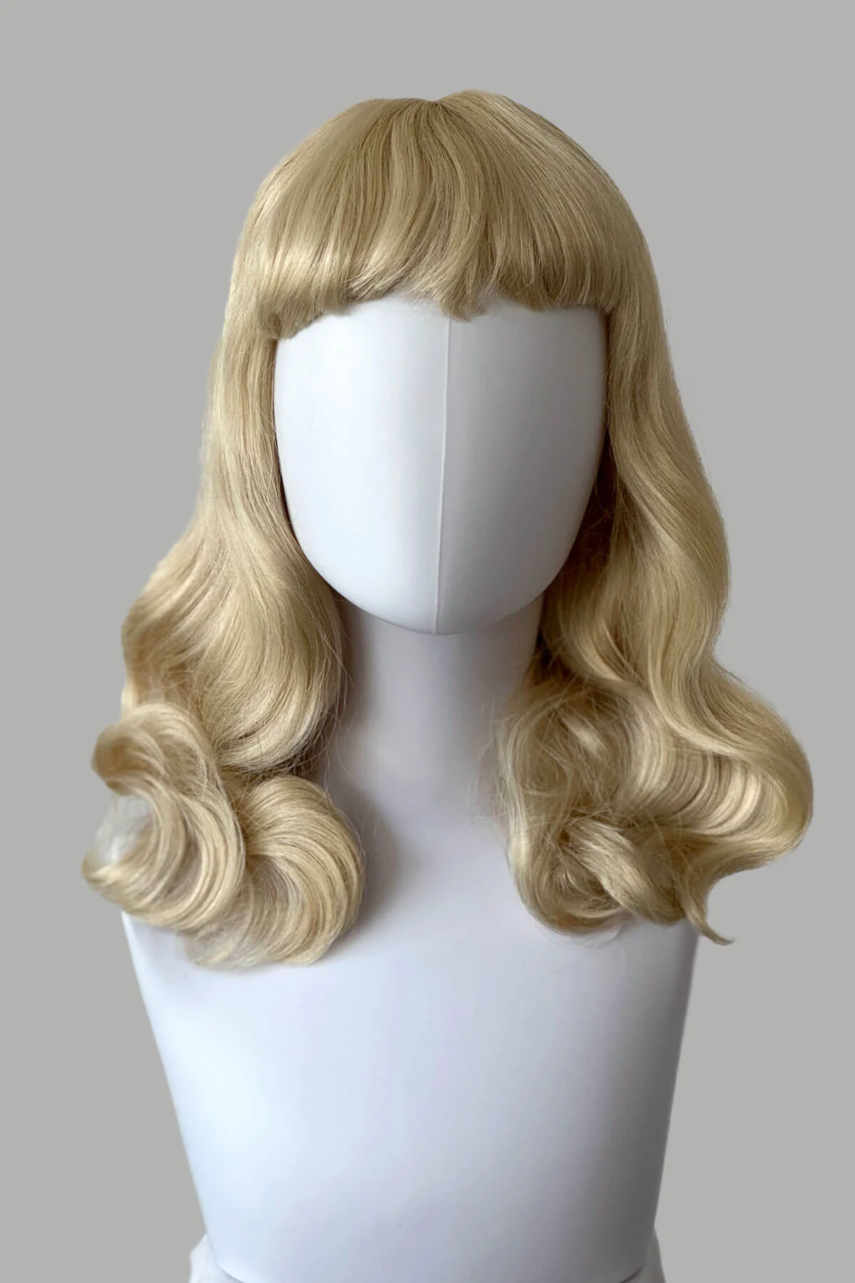 Blonde pinup wig with long finger waves and a short fringe: Cora - Image 14
