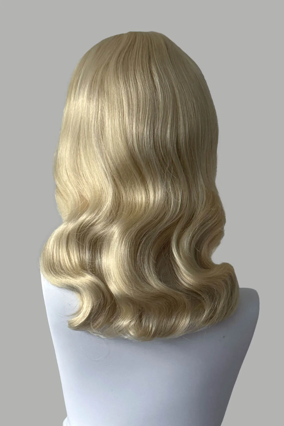 Blonde pinup wig with long finger waves and a short fringe: Cora - Image 16