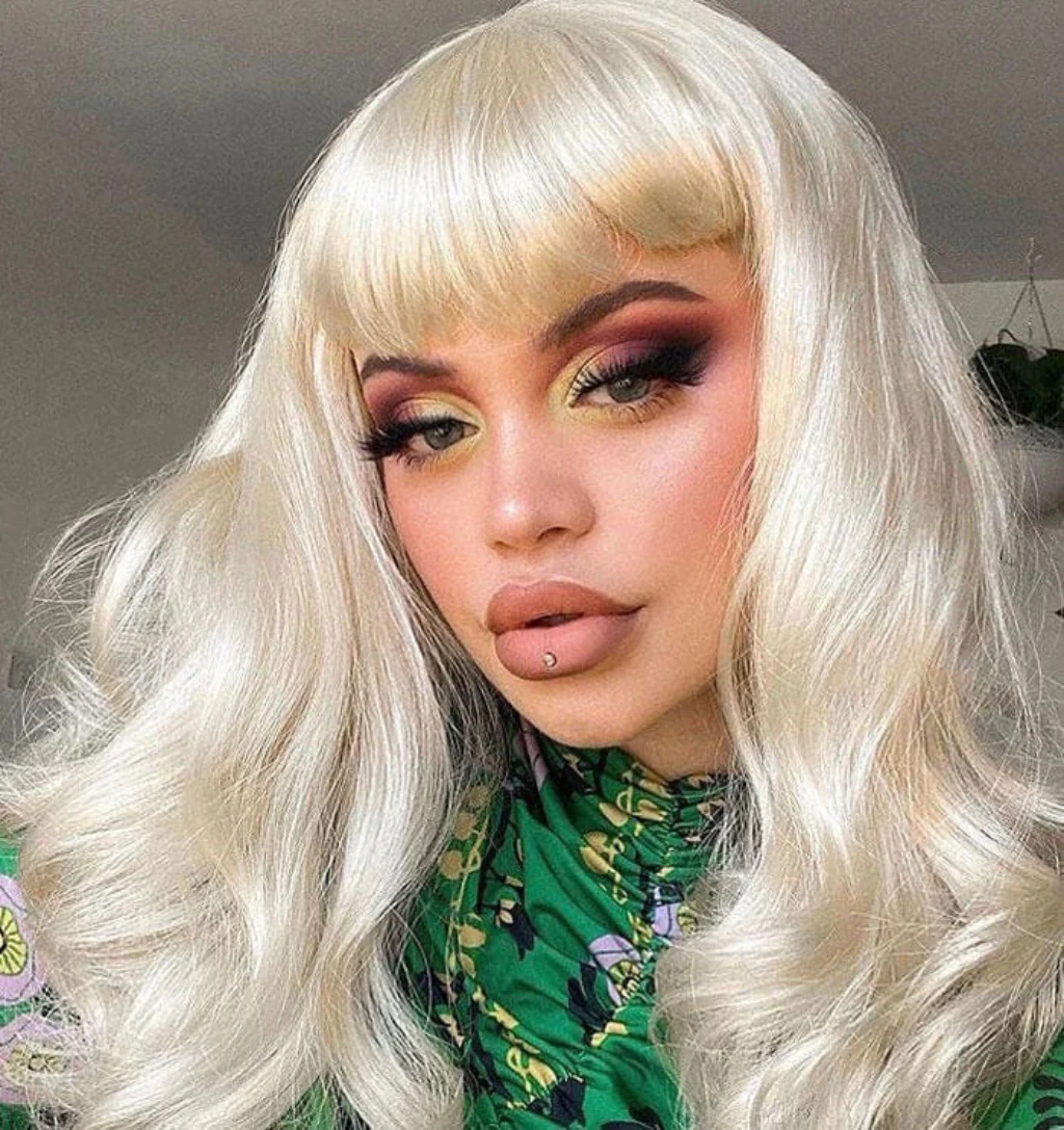 Blonde pinup wig with long finger waves and a short fringe: Cora - Image 17