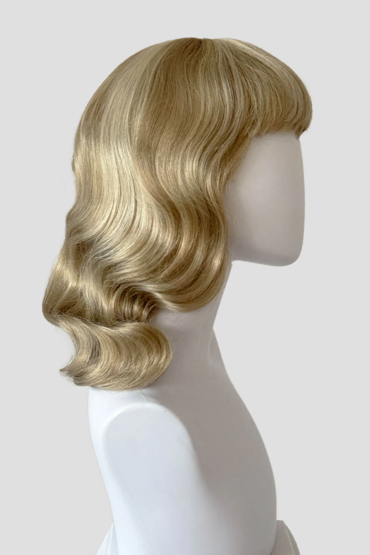 Blonde pinup wig with long finger waves and a short fringe: Cora - Image 5