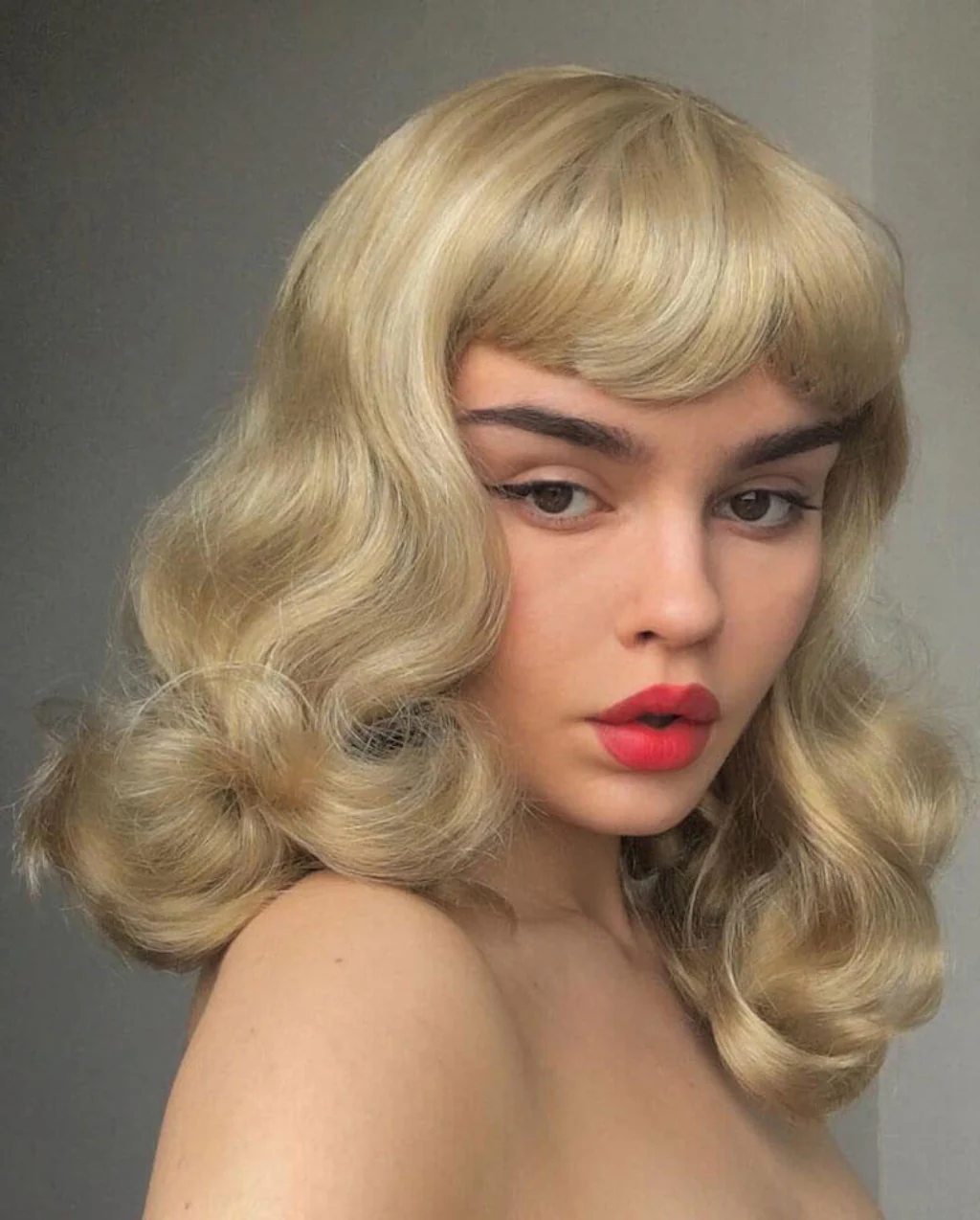 Blonde pinup wig with long finger waves and a short fringe: Cora - Image 7