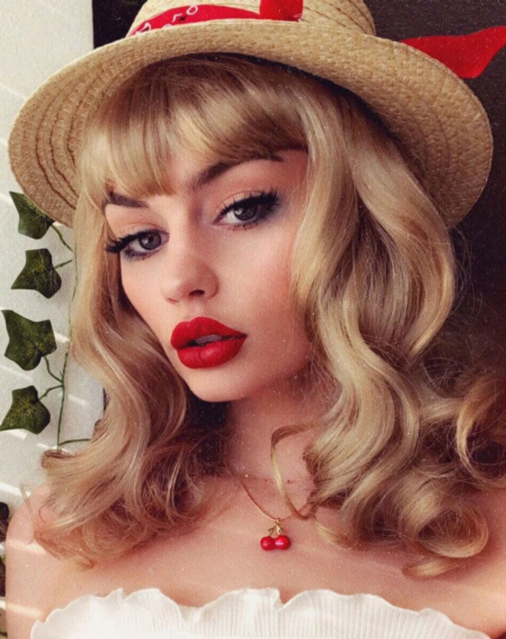 Blonde pinup wig with long finger waves and a short fringe: Cora - Image 8