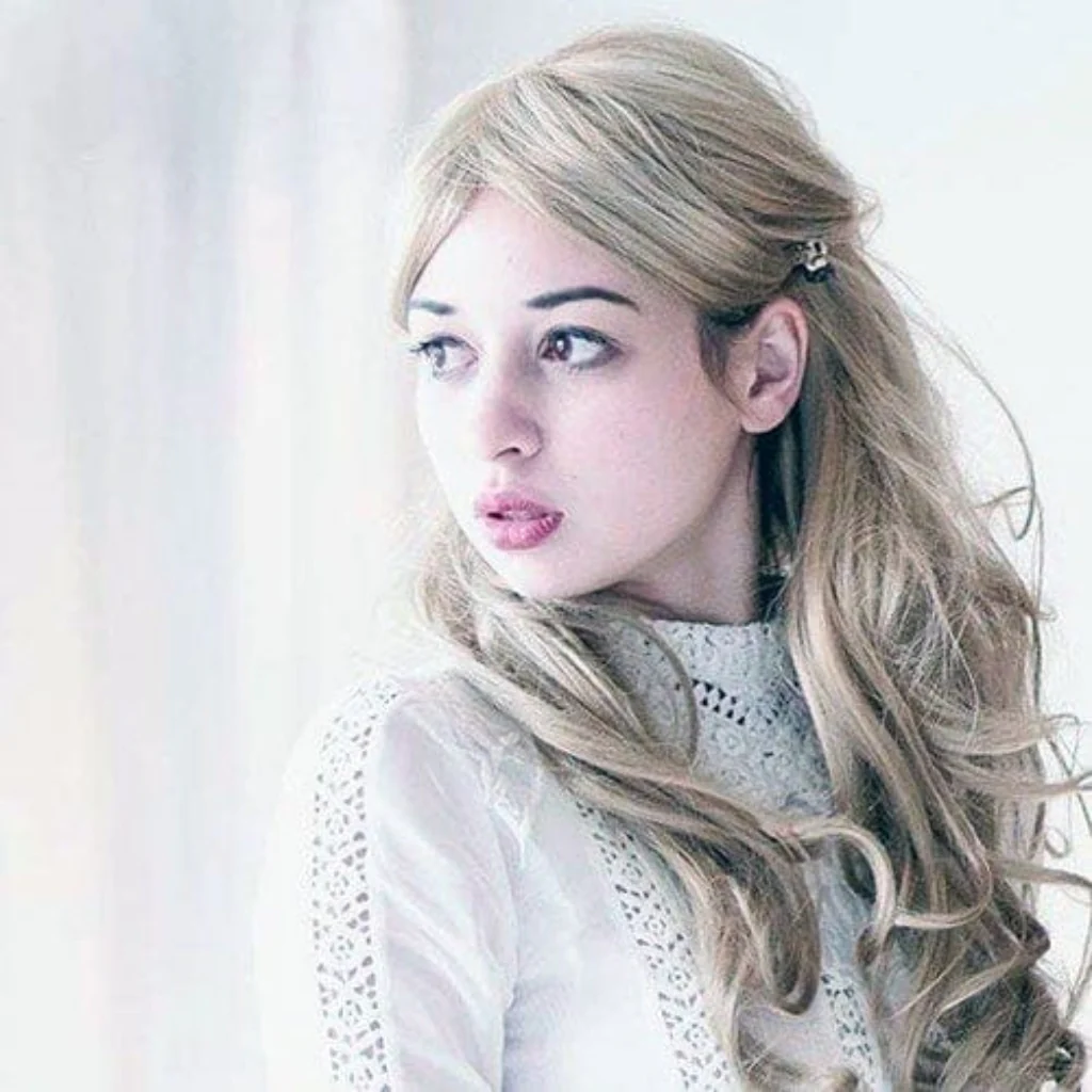 Blonde wig with big loose curls and sweeping fringe, extra long: Carly - Image 7