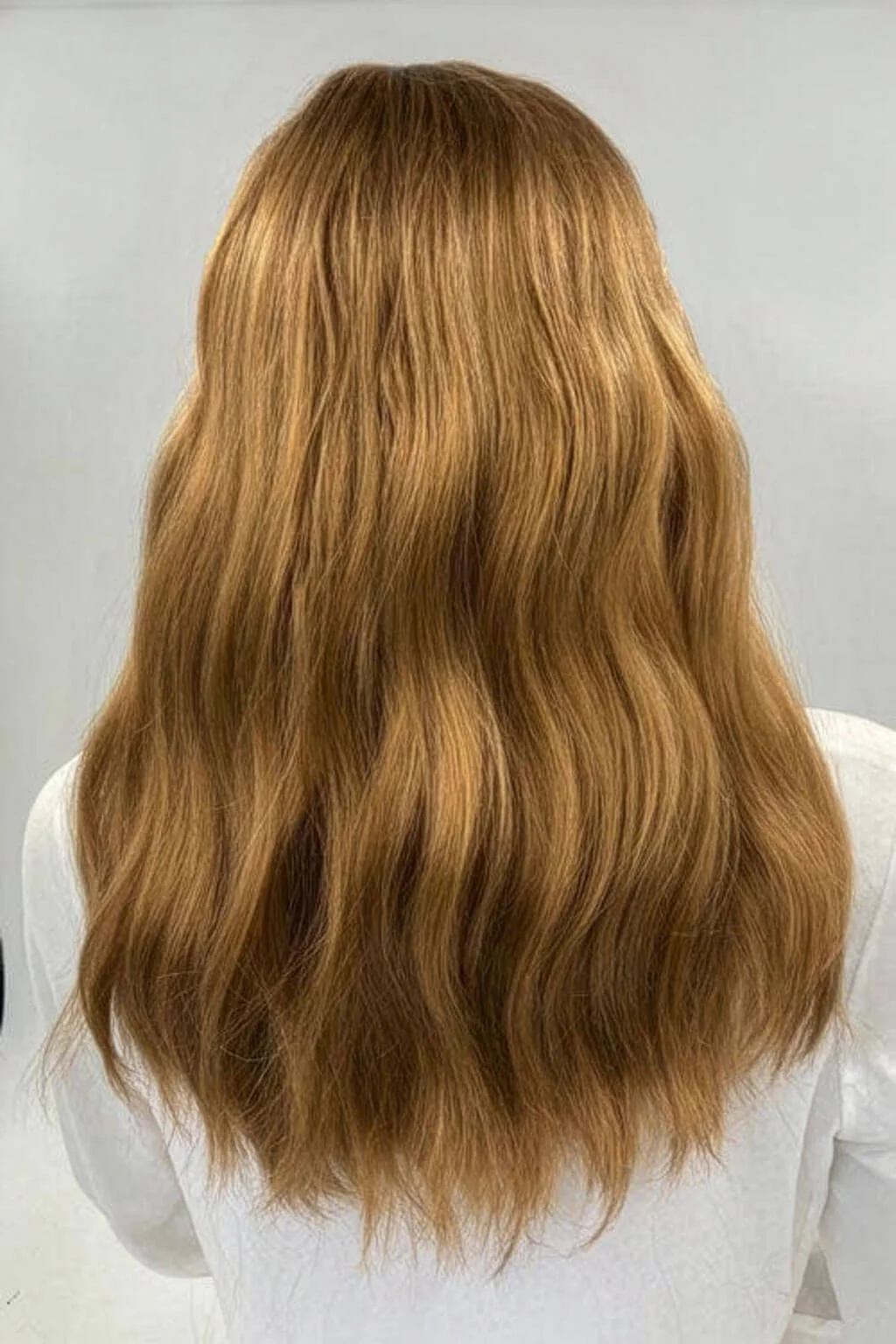 Golden brown wig with long waves: Carmella - Image 5