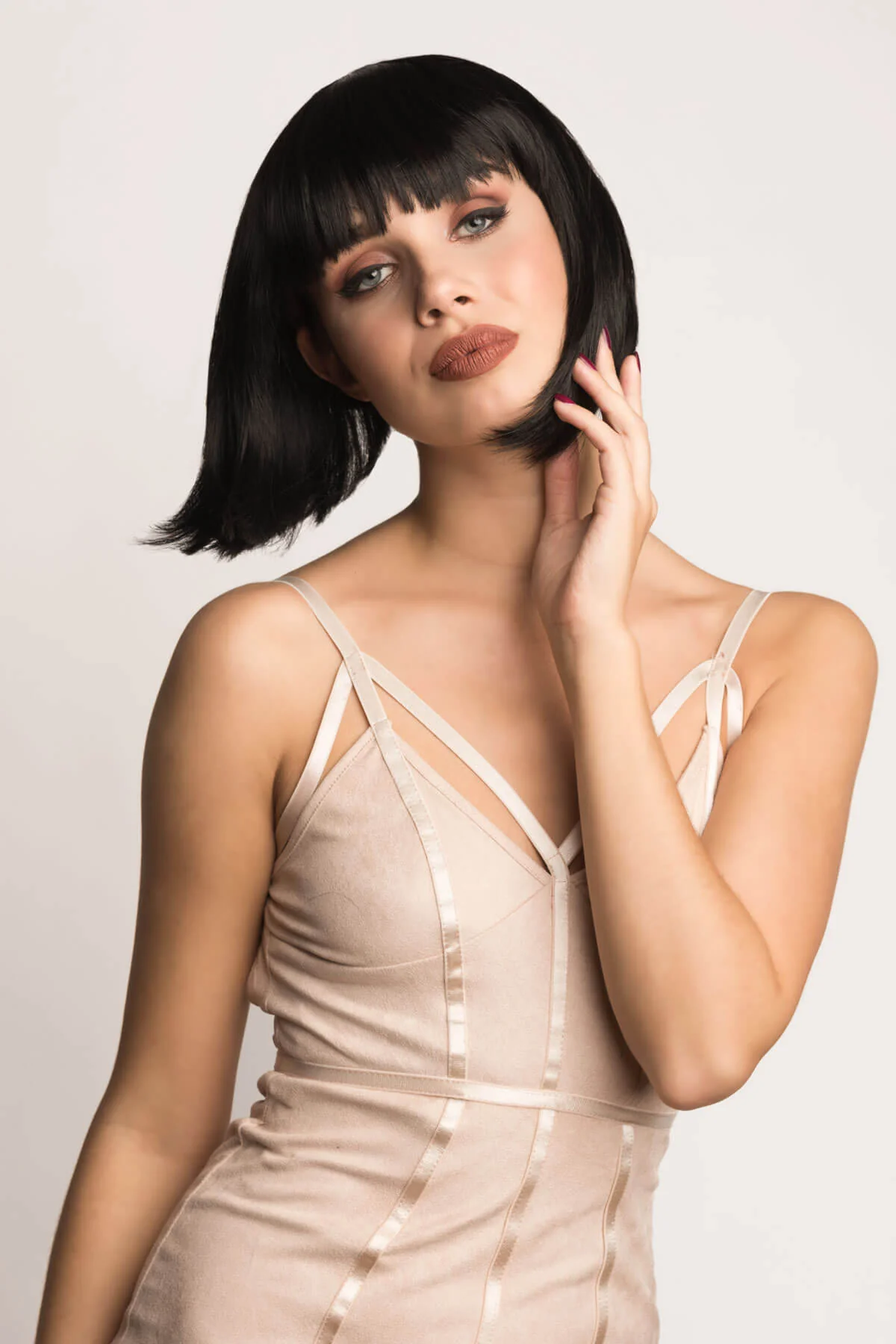 Black inverted bob wig: Chloe - Image 5