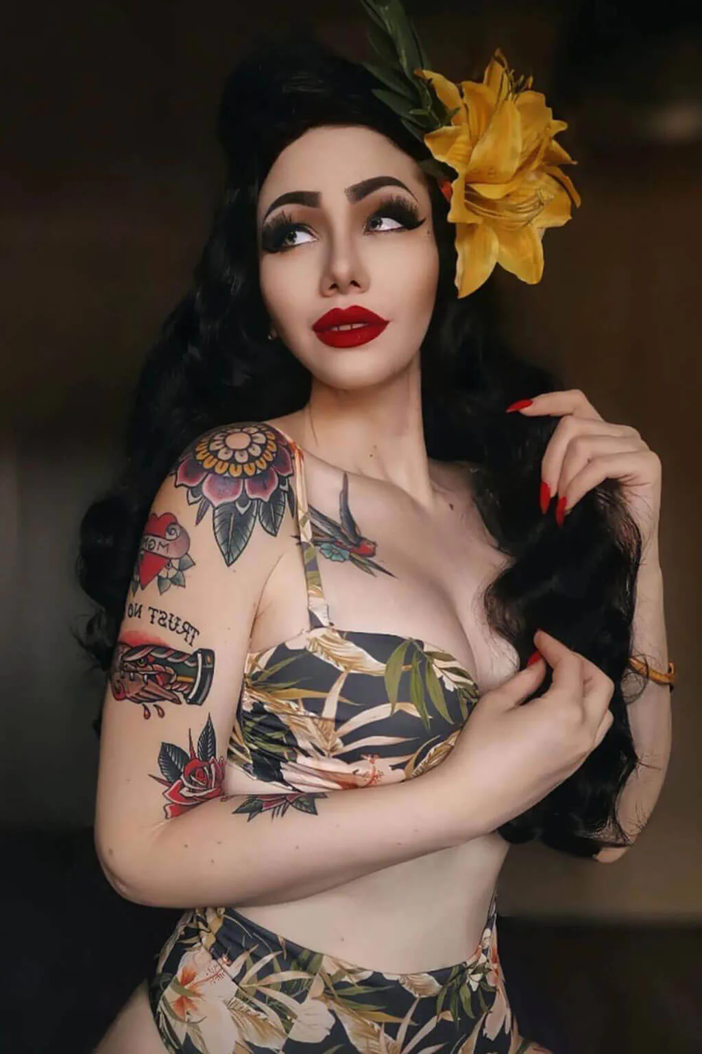 Long black pinup style wig with vintage hollywood waves: Veronica - Image 3