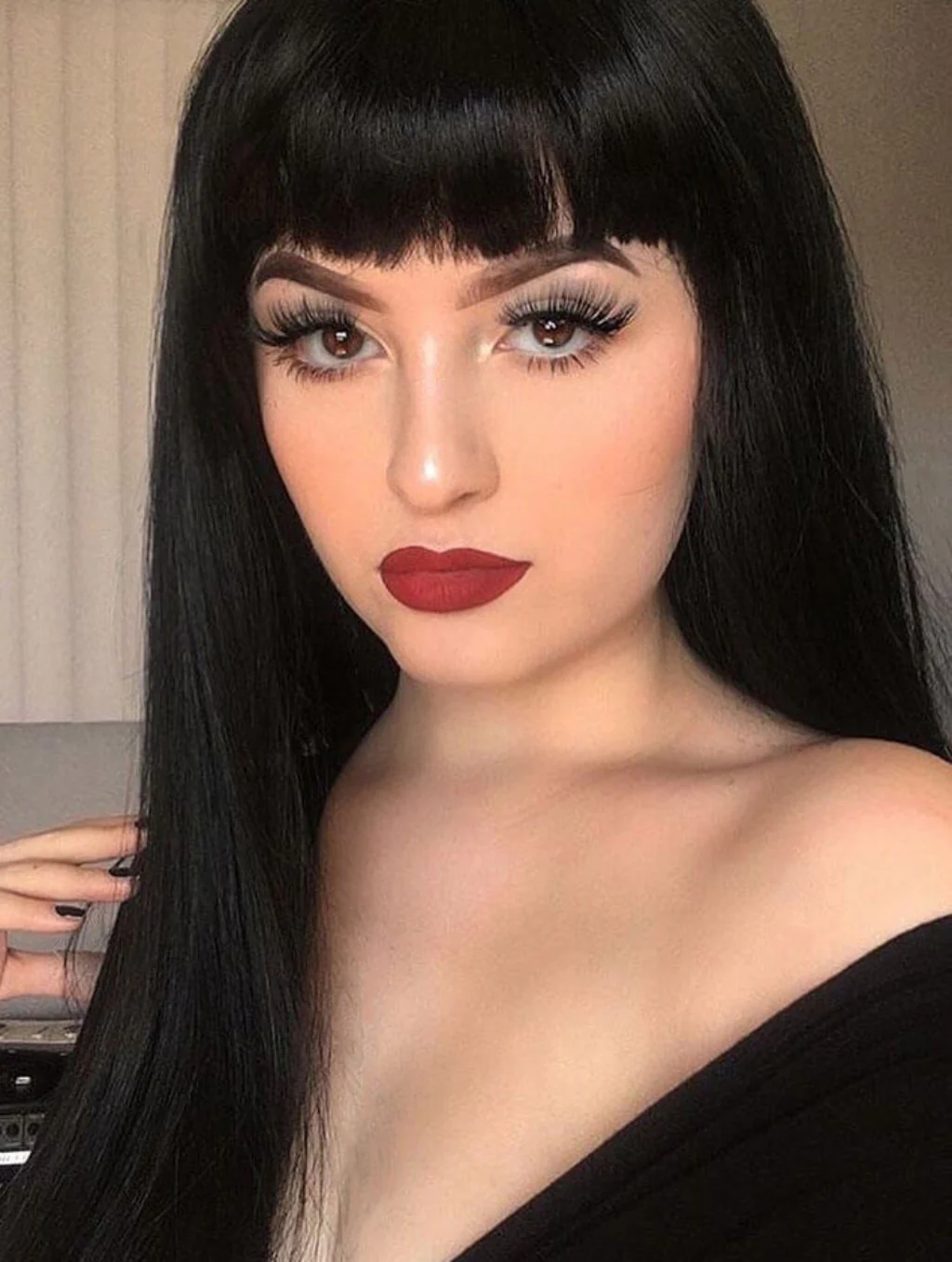 Long straight black wig with straight fringe: Carmen - Image 8