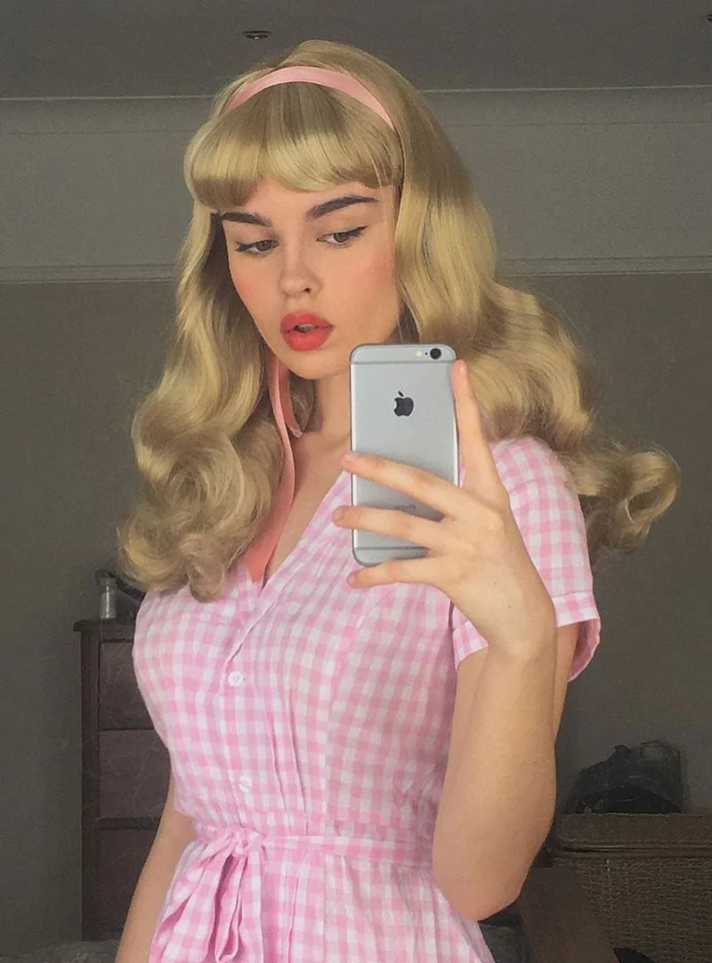 Long blonde pin-up wig, gently wavy with short fringe: Emmeline - Image 3