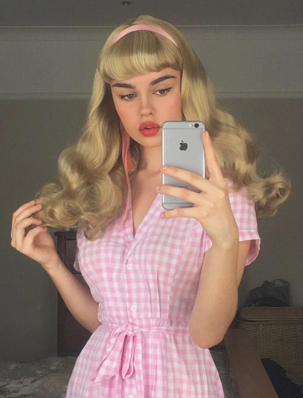 Long blonde pin-up wig, gently wavy with short fringe: Emmeline - Image 4