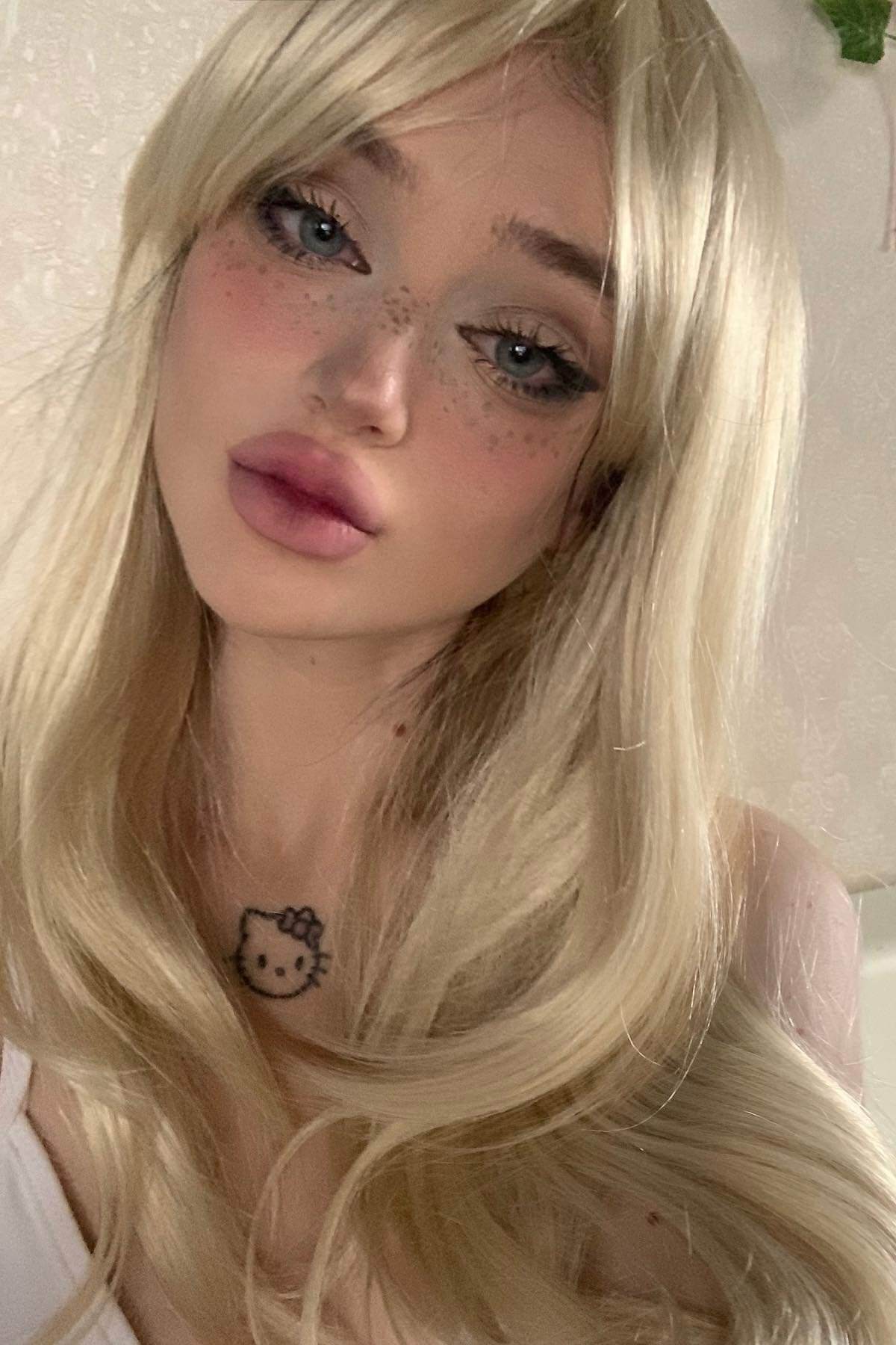 Long blonde wig, face framing with long, side-sweeping fringe: Ashley - Image 10