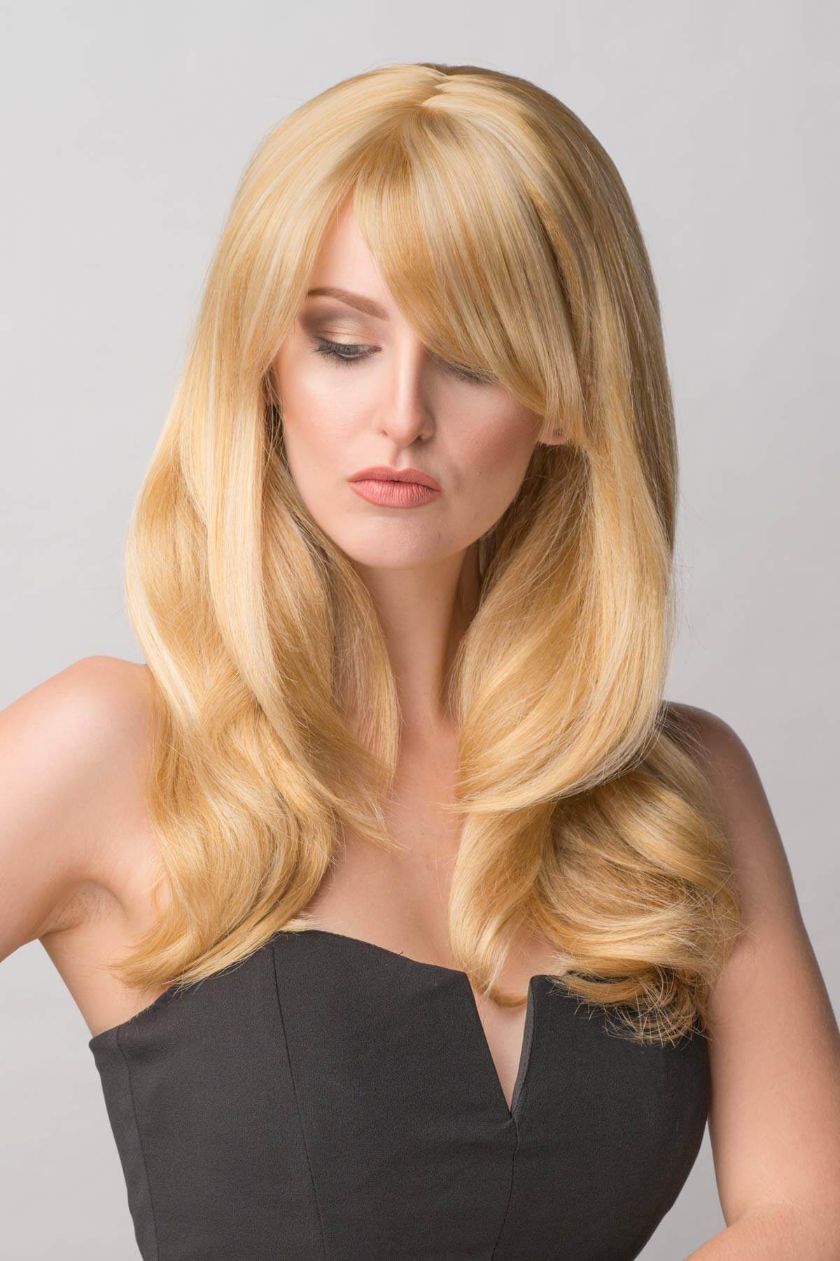 Long blonde wig, face framing with long, side-sweeping fringe: Ashley - Image 12