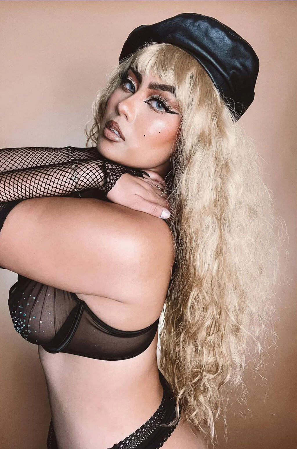Long wig with crimped mermaid waves: Astrid - Image 3