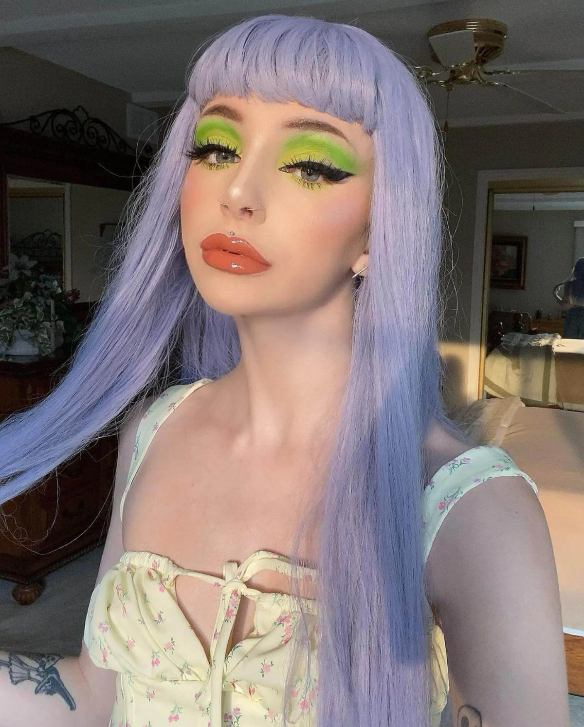 Long blue wig with short, straight fringe: Alyssa - Image 7