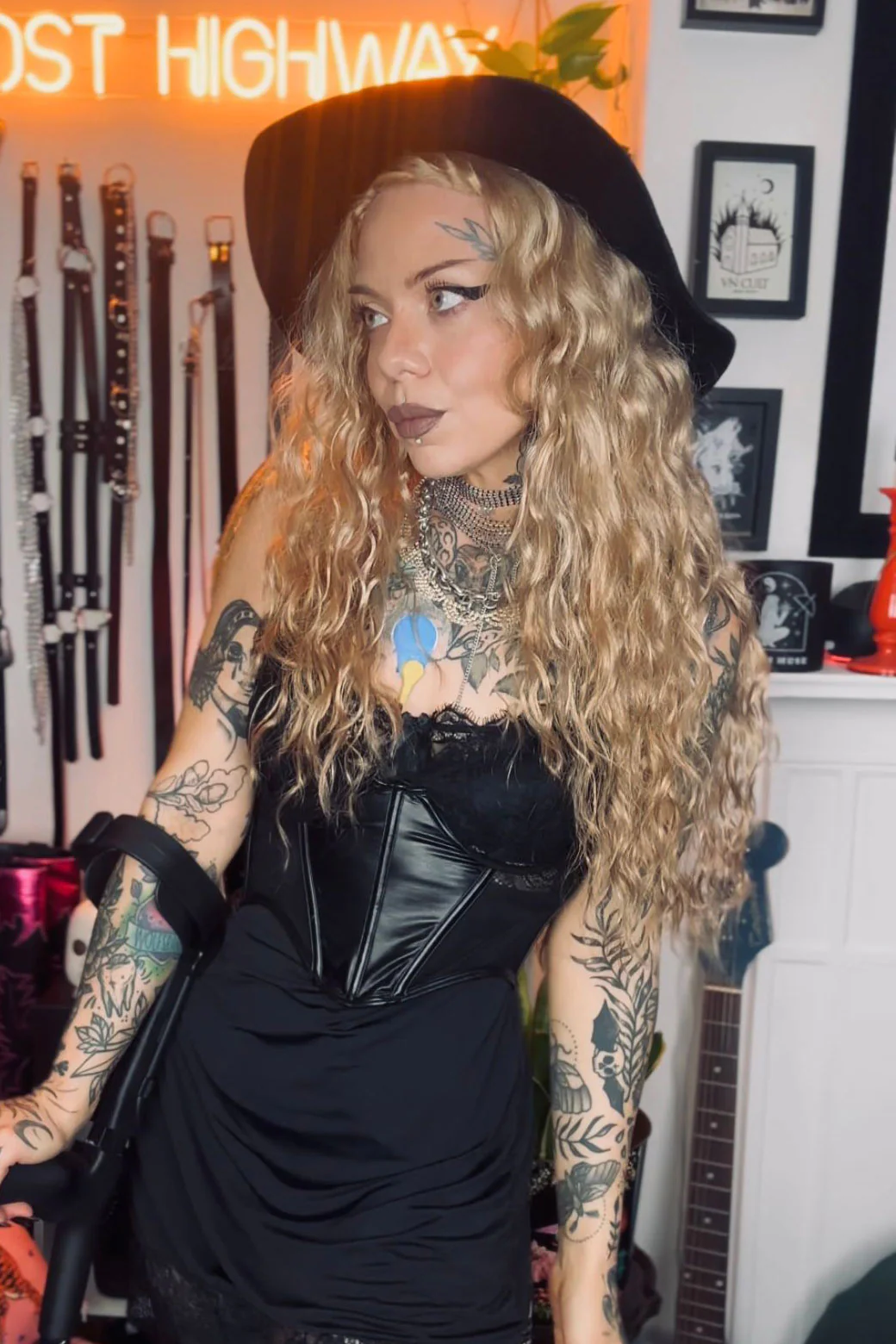 Long brown crimped wig, brown and blonde dip dye (ombre): Tiggy - Image 4