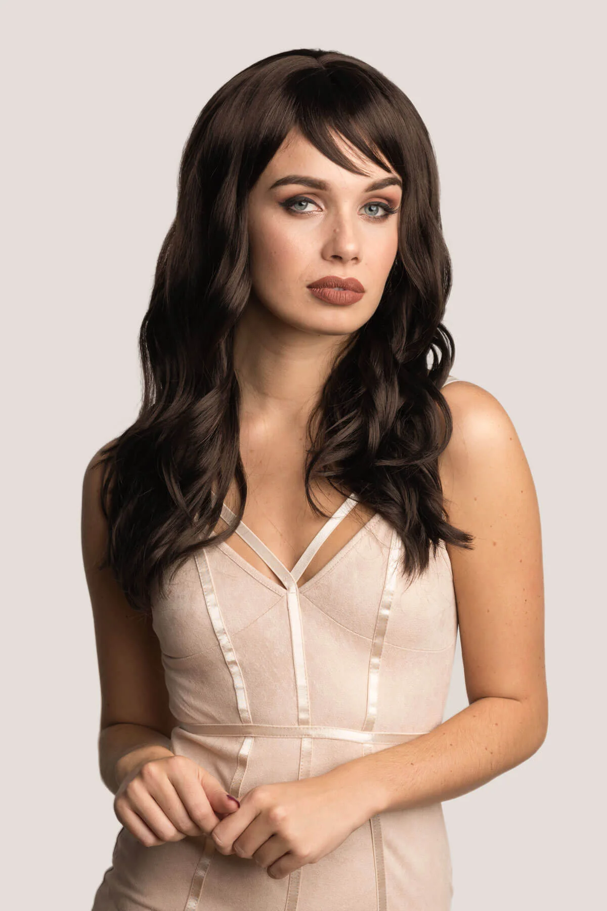 Long brown wig with gentle waves: Emma - Image 4
