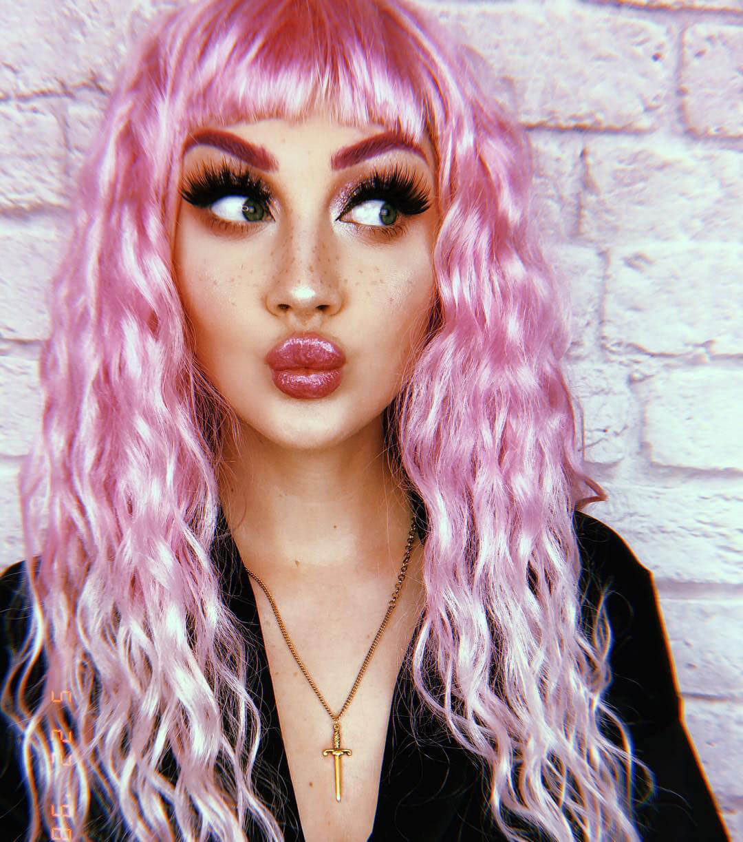 Crimped pink wig, long, in two colour pink ombre: Peony - Image 3