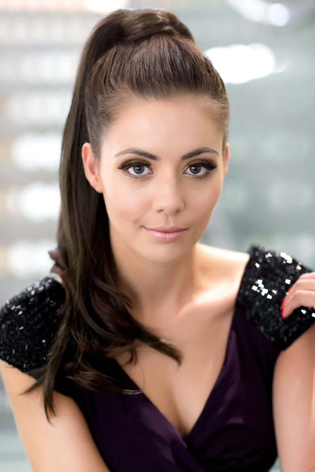 Long sleek ponytail extension with gentle, layered waves: Mali - Image 3