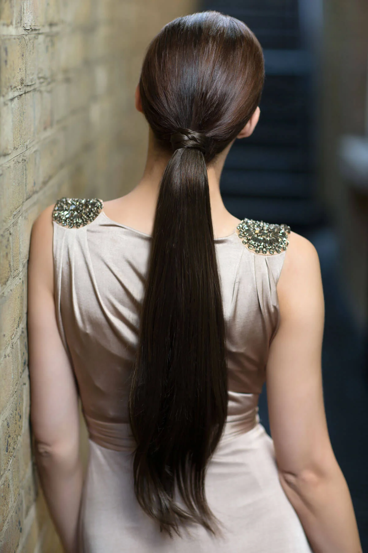 Long sleek ponytail extension with gentle, layered waves: Mali - Image 31