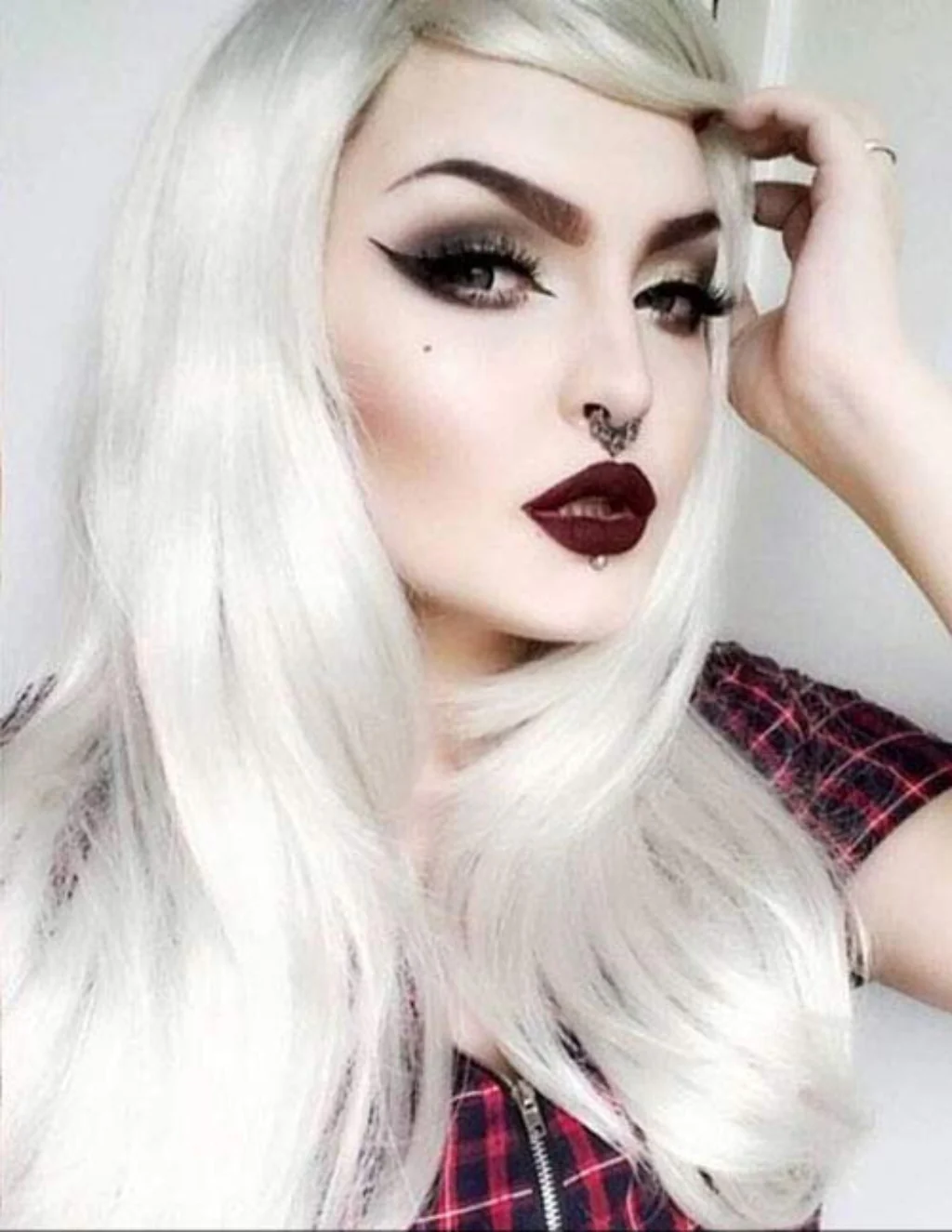 Long silver/grey wig in razor cut, face framing style: London - Image 4