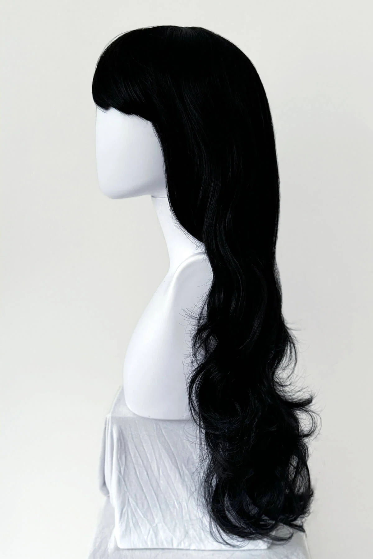 Long wavy black wig with vintage-style, rockabilly, straight fringe: Eloise - Image 3